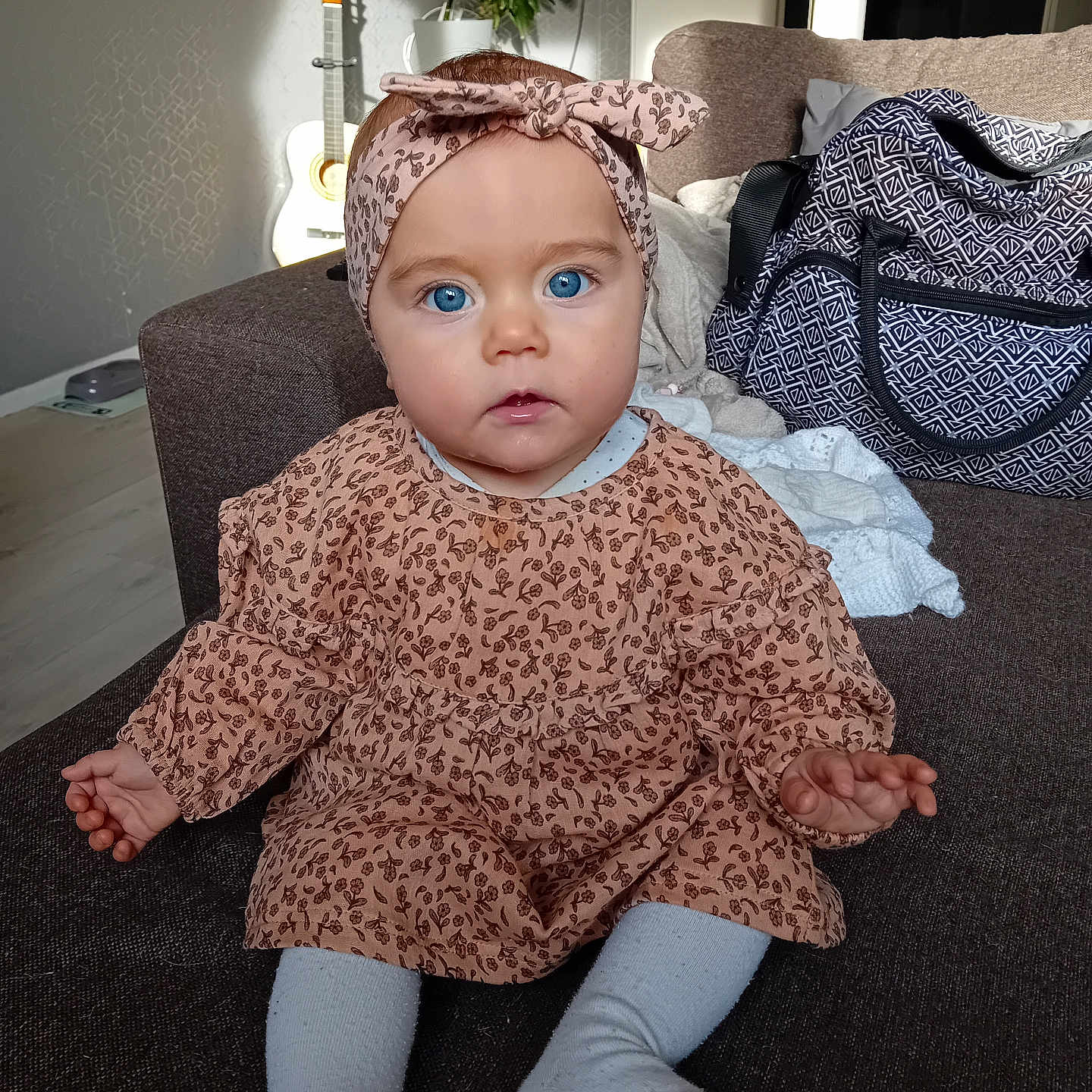 Inaya a rejoint le concours — aidez-le/la à gagner de superbes lots ! accessories, architecture, baby, bag, bonnet, building, cap, clothing, couch, face, furniture, handbag, hat, head, hosiery, indoors, livingroom, person, room, sock