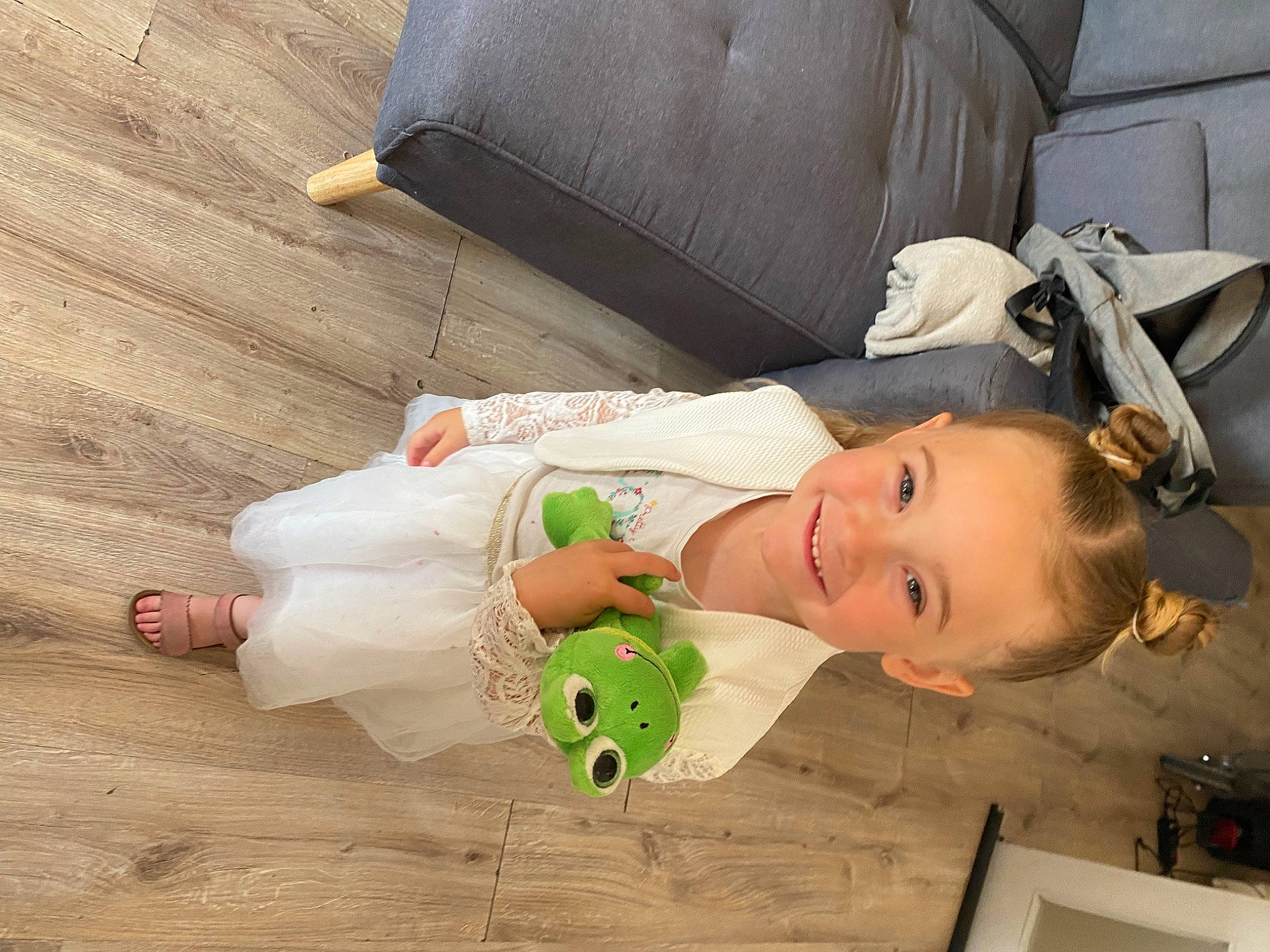 Mila participe au concours pour gagner de l'argent avec cette photo : auto_part, baby, baby_products, baby_toddler_clothing, child, comfort, flooring, happy, hardwood, joy, person, sleeve, smile, toddler, wood, wrist