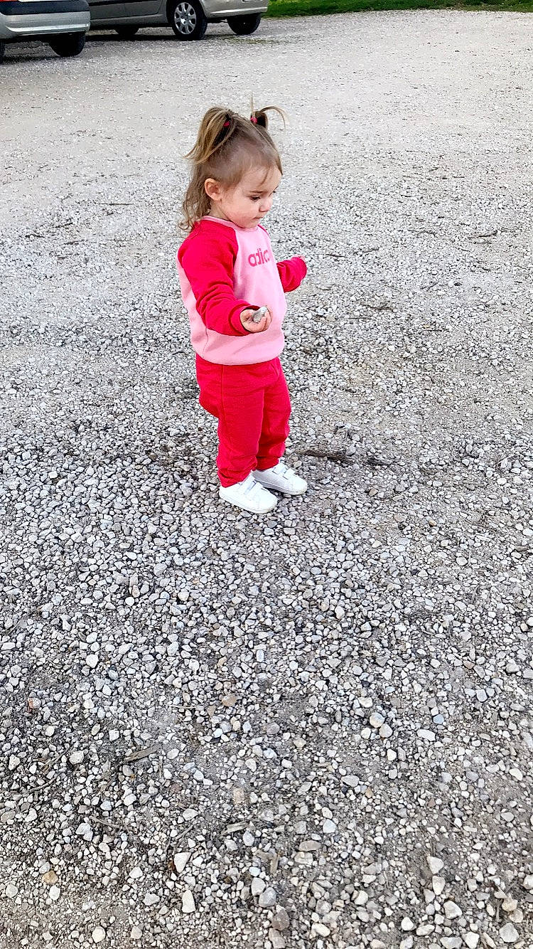 Mila a rejoint le concours — aidez-le/la à gagner de superbes lots ! asphalt, child, clothing, flooring, fun, gesture, grass, head, human_leg, leg, people_in_nature, person, recreation, road, road_surface, sidewalk, standing, tar, toddler, tree