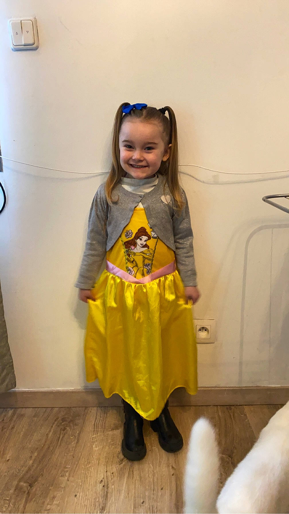 Mila a rejoint le concours — aidez-le/la à gagner de superbes lots ! child, costume, dress, event, eye, face, fashion_design, floor, flooring, fun, happy, head, human_body, joy, one_piece_garment, person, room, shoulder, sleeve, smile