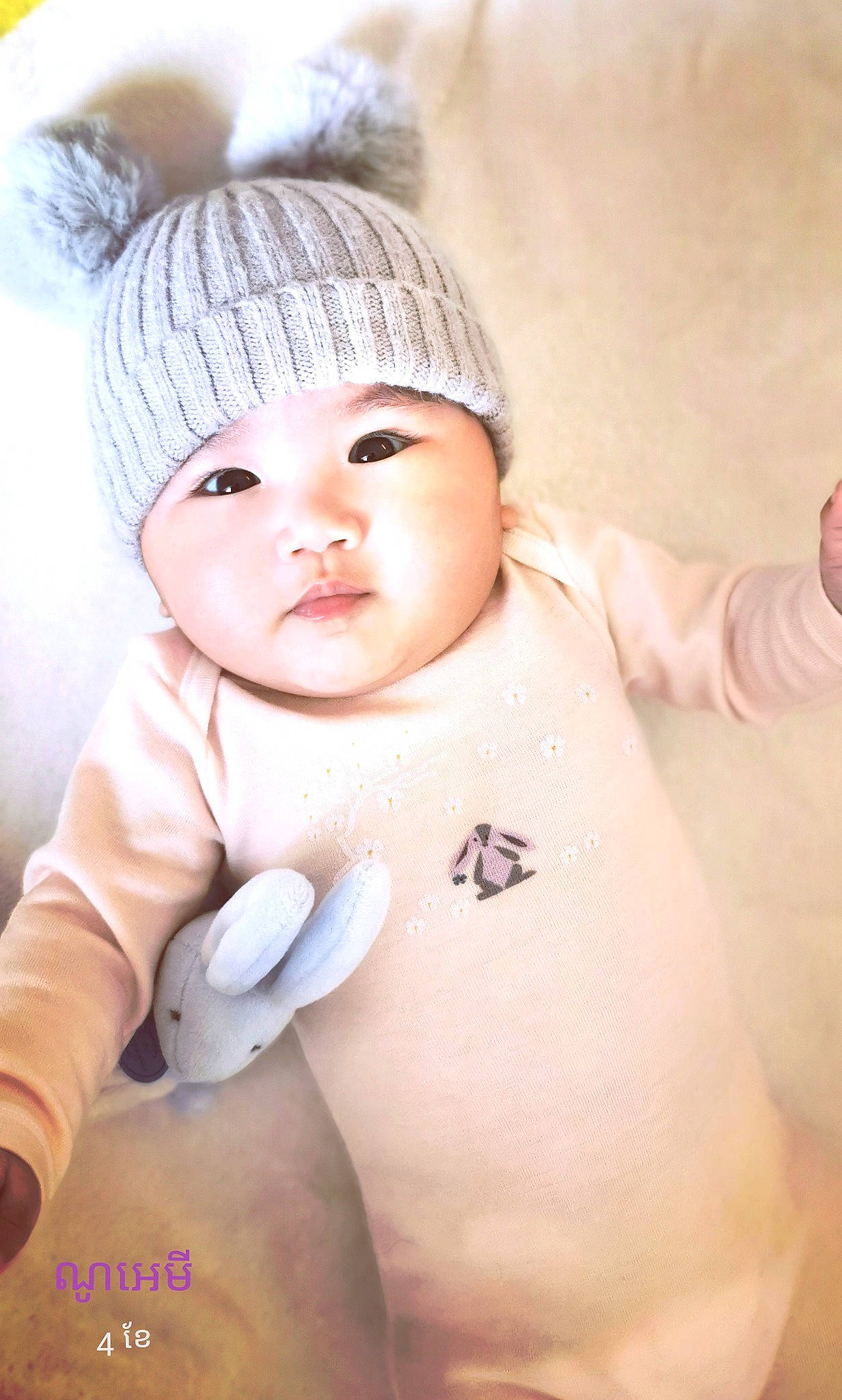 Noémie a rejoint le concours — aidez-le/la à gagner de superbes lots ! baby, baby_toddler_clothing, cap, cheek, child, face, fashion_accessory, flash_photography, gesture, happy, headgear, headwear, knit_cap, lip, nose, person, pink, skin, sleeve, thumb