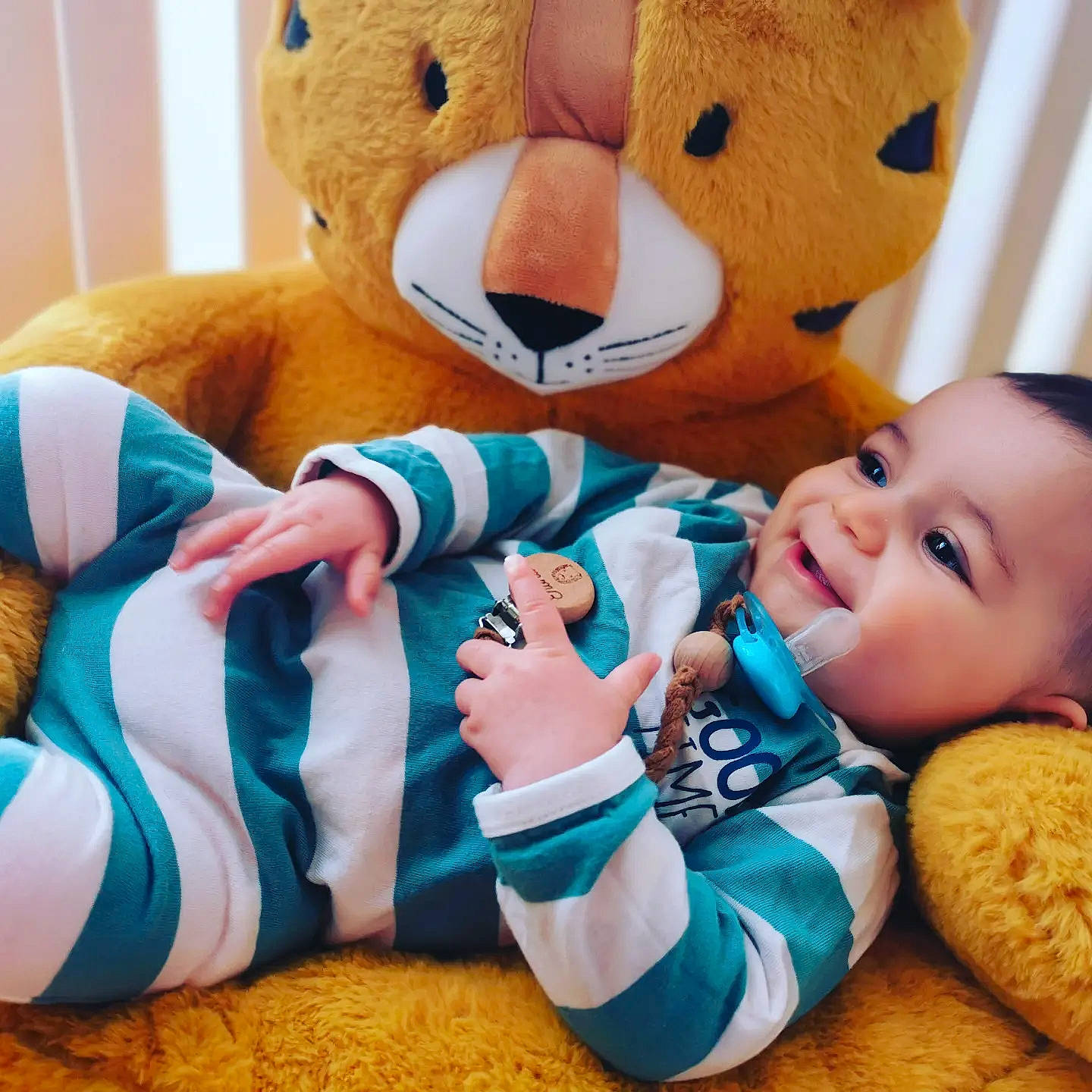 Enoha a rejoint le concours — aidez-le/la à gagner de superbes lots ! beauty, blue, comfort, finger, gesture, green, happy, head, mammal, nose, orange, organ, person, skin, smile, teddy_bear, textile, toy, vertebrate, white