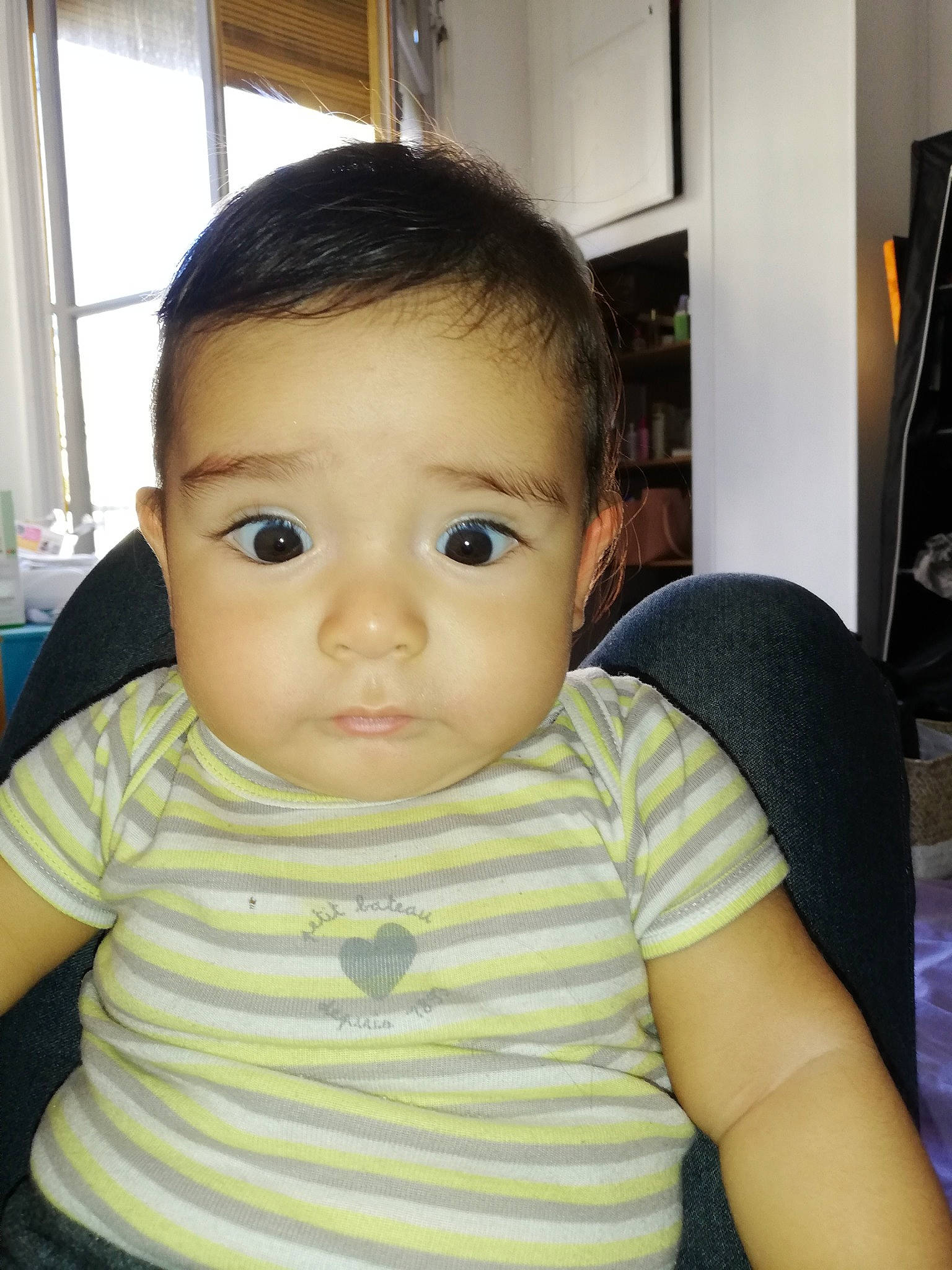 Tomás a rejoint le concours — aidez-le/la à gagner de superbes lots ! baby, beauty, black_hair, cheek, child, chin, ear, eye, eyebrow, face, forehead, head, iris, lip, mouth, nose, person, sitting, skin, smile