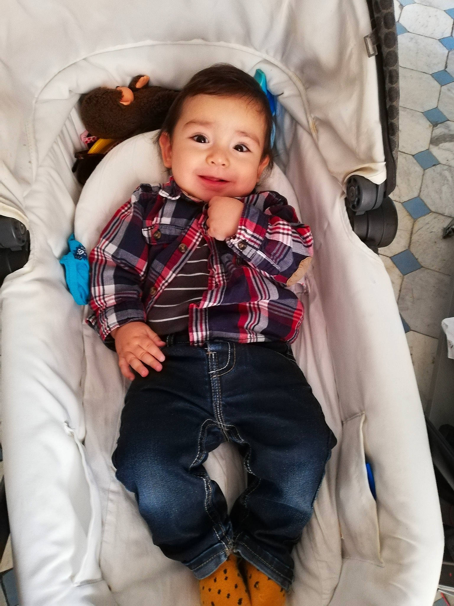 Tomás participe au concours pour gagner de l'argent avec cette photo : baby, child, fun, jeans, joy, leg, person, plaid, sitting, skin, smile, toddler
