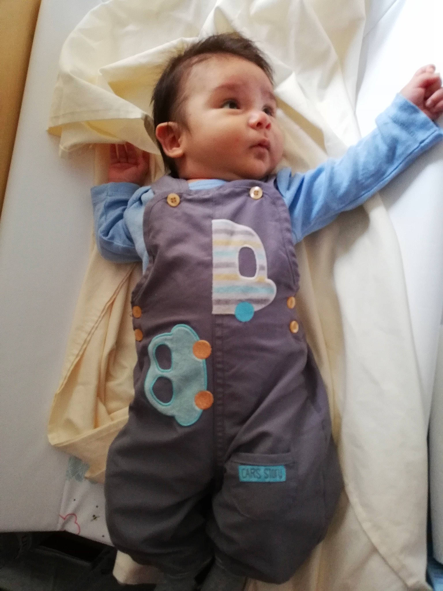 Tomás participe au concours pour gagner de l'argent avec cette photo : baby, baby_products, baby_toddler_clothing, child, outerwear, person, product, sleeve, toddler