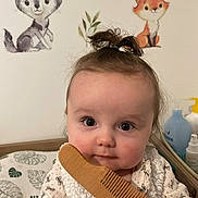 Youna participe au concours pour gagner de l'argent avec cette photo : animal_wall_stickers, baby, baby_girl, child, clothing, comb, curly_hair, cute, expression, face, fox, hand, indoor, infant, patterned_shirt, portrait, soft_lighting, wall_decor, wolf, wooden_comb