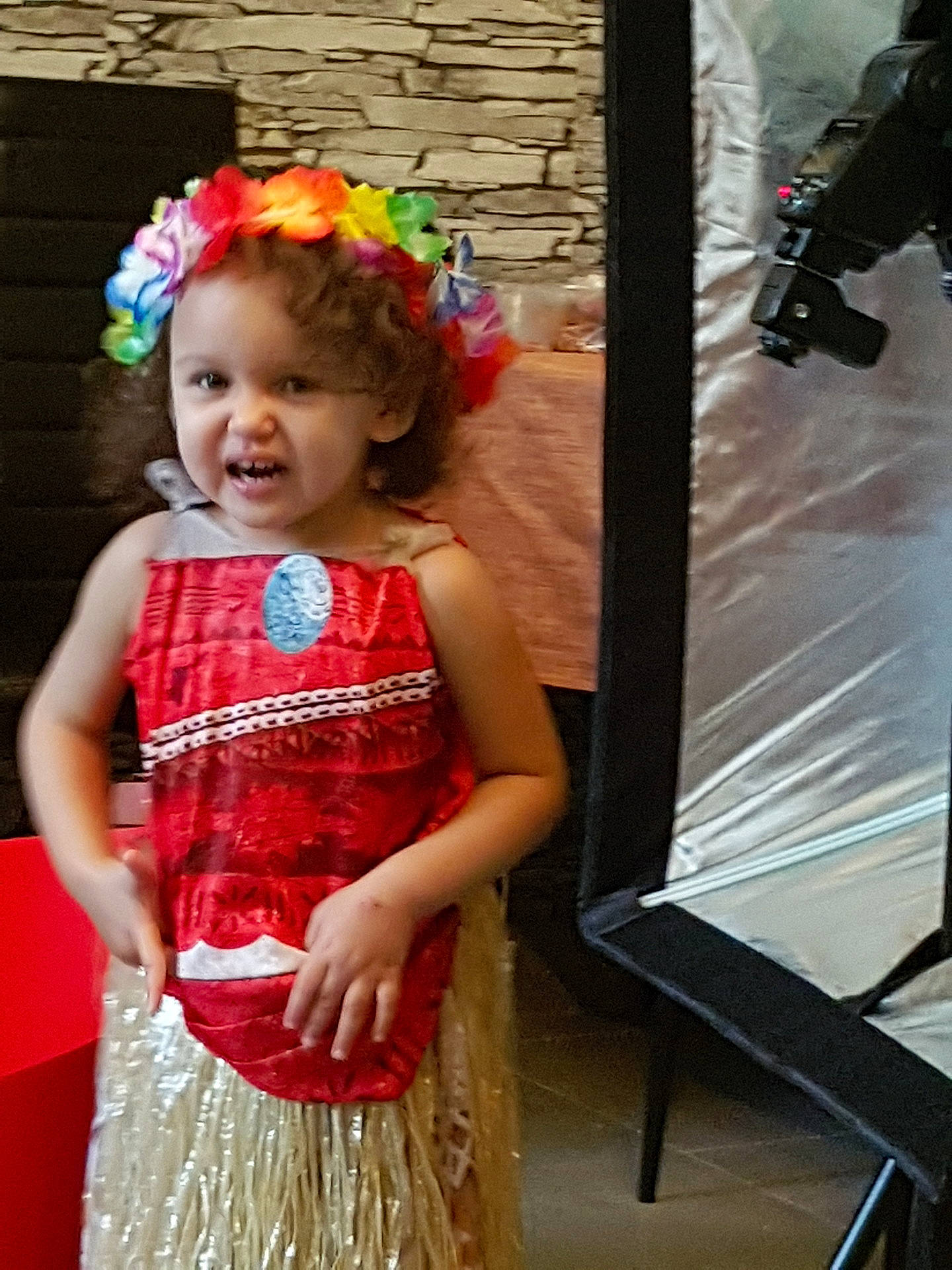 Marwa a rejoint le concours — aidez-le/la à gagner de superbes lots ! child, costume, day, dress, fashion_accessory, fun, girl, hair_accessory, person, product, textile, toddler, tradition