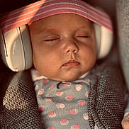 Lolie a rejoint le concours — aidez-le/la à gagner de superbes lots ! baby, sleeping, headphones, pink_headband, polka_dot_pajamas, closeup, child, infant, soft_lighting, cozy, peaceful, portrait, cute, resting, indoors, clothing, face, person, babywearing, comfort