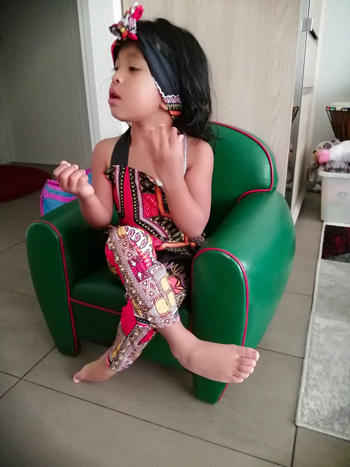 Sanda participe au concours pour gagner de l'argent avec cette photo : beauty, black_hair, chair, clothing, furniture, green, headwear, human_leg, leg, long_hair, magenta, model, person, photo_shoot, pink, sitting, sportswear, style, thigh