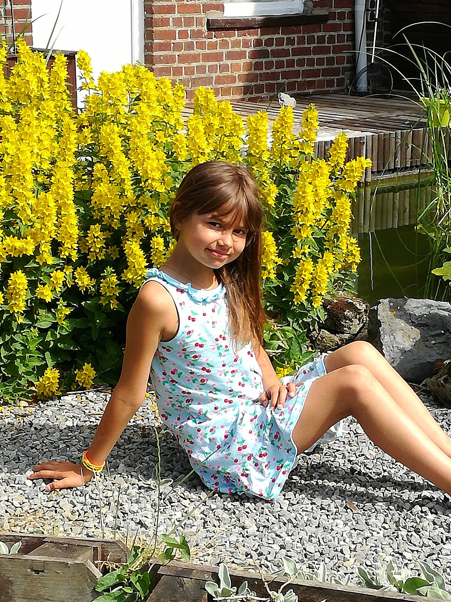 Cassy participe au concours pour gagner de l'argent avec cette photo : beauty, flora, flower, flower_arranging, fun, garden, girl, grass, joy, lady, leg, person, photo_shoot, plant, shrub, sitting, spring, summer, tree, trunk