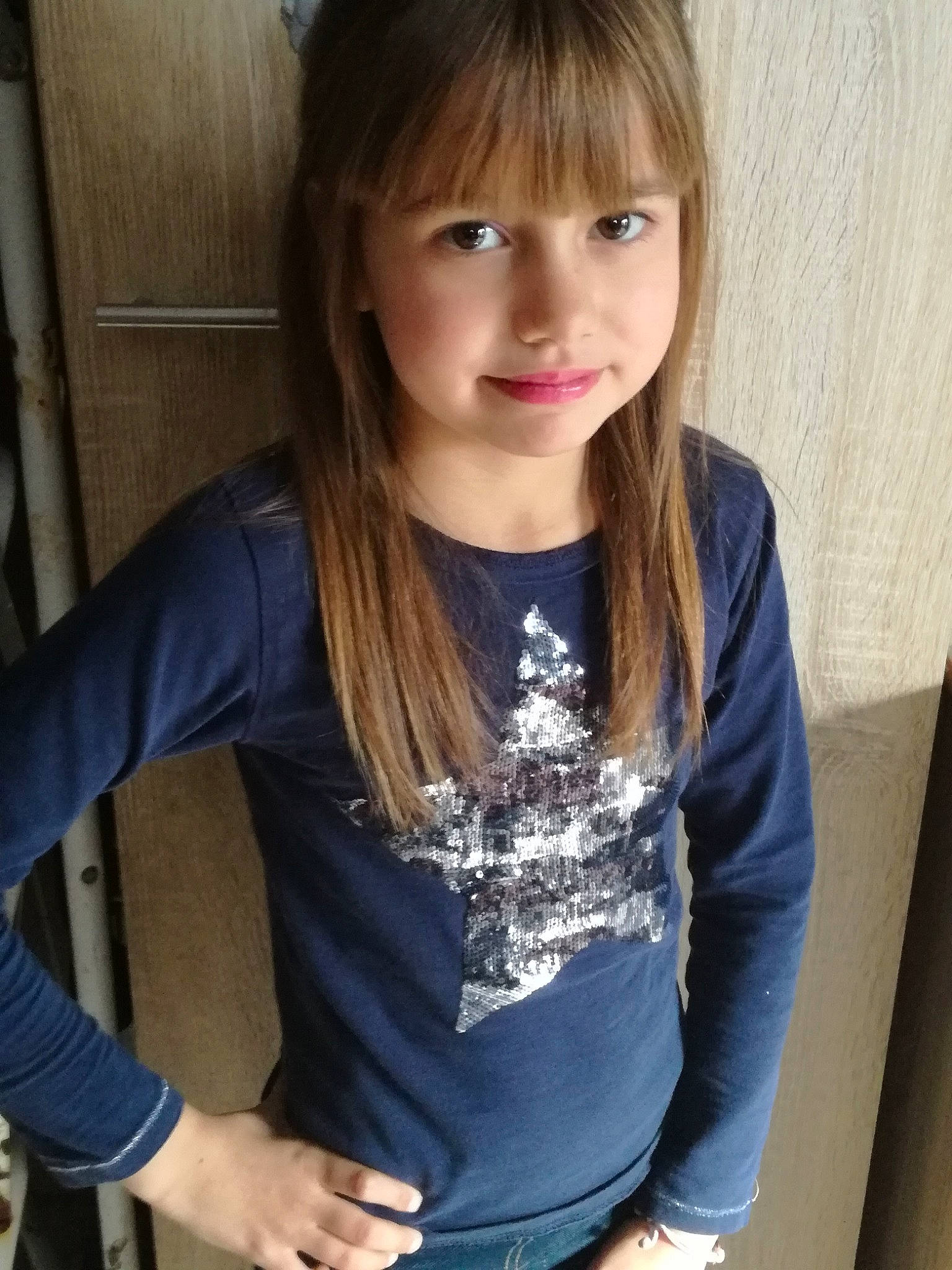 Cassy a rejoint le concours — aidez-le/la à gagner de superbes lots ! bangs, blond, brown_hair, girl, hair, hair_coloring, hairstyle, human_hair_color, jeans, long_hair, neck, person, shoulder, sleeve, top