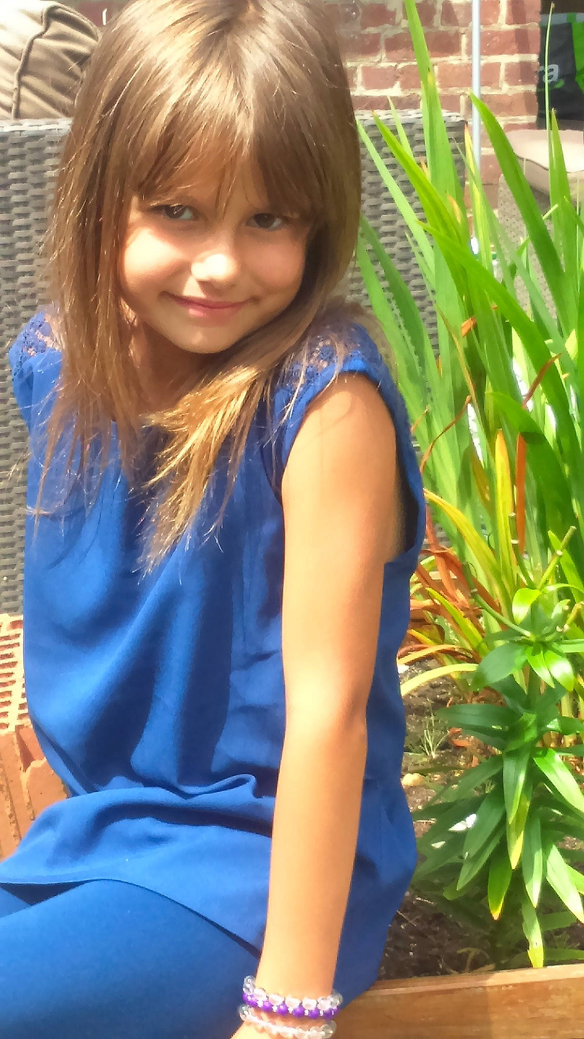 Cassy participe au concours pour gagner de l'argent avec cette photo : abdomen, bangs, beauty, black_hair, blond, blue, brown_hair, child_model, fun, girl, hair, hair_coloring, hairstyle, human_hair_color, joy, leg, long_hair, person, shoulder, smile