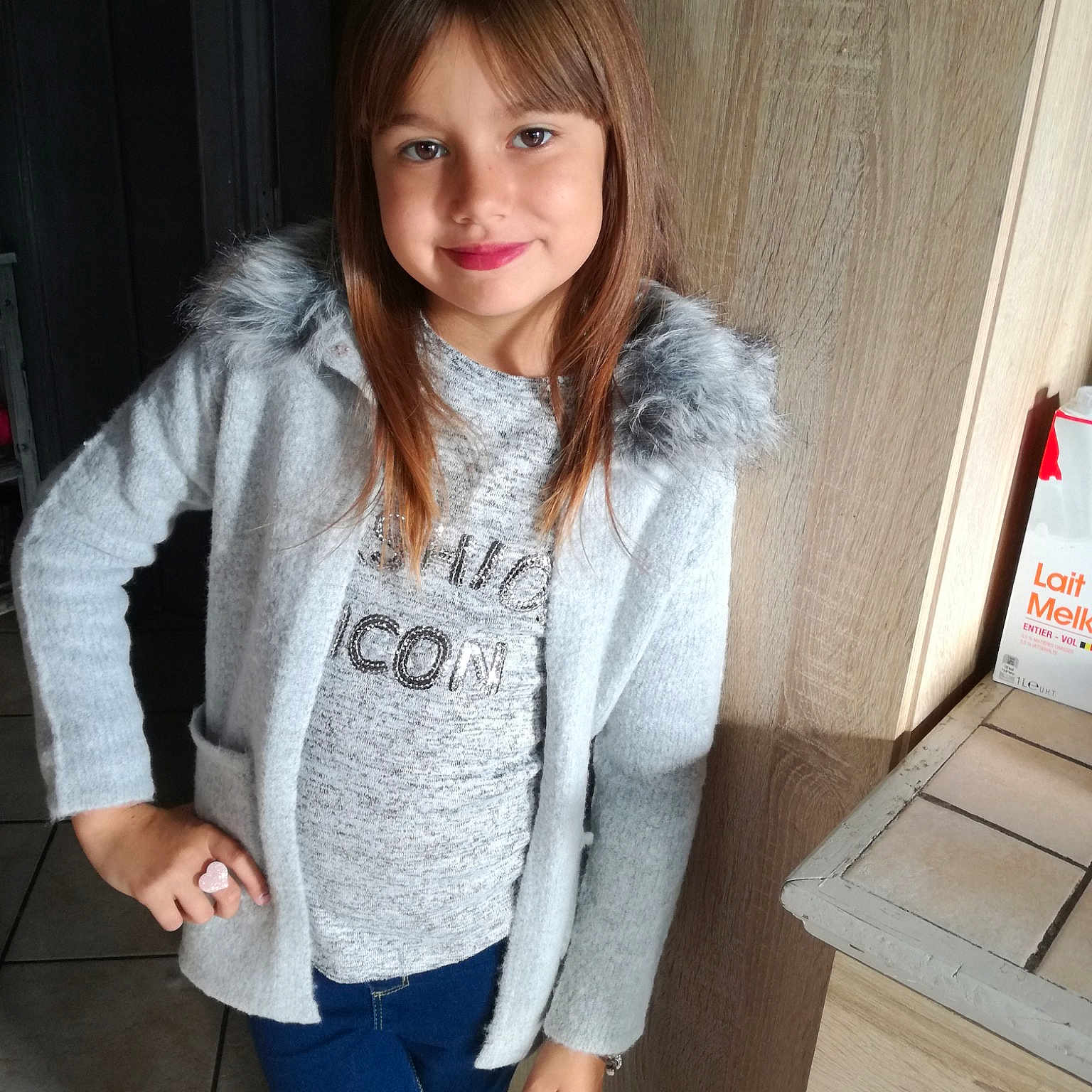 Cassy participe au concours pour gagner de l'argent avec cette photo : beauty, blazer, clothing, day, fur, girl, hair, hairstyle, human_hair_color, jacket, jeans, long_hair, outerwear, person, product, shoulder, snapshot, sweater, textile, top