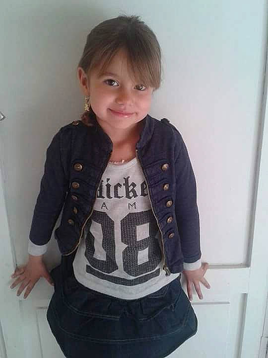 Cassy participe au concours pour gagner de l'argent avec cette photo : abdomen, child, clothing, design, girl, jacket, joy, neck, outerwear, pattern, person, product, sleeve, sweater, t_shirt, textile, toddler, top