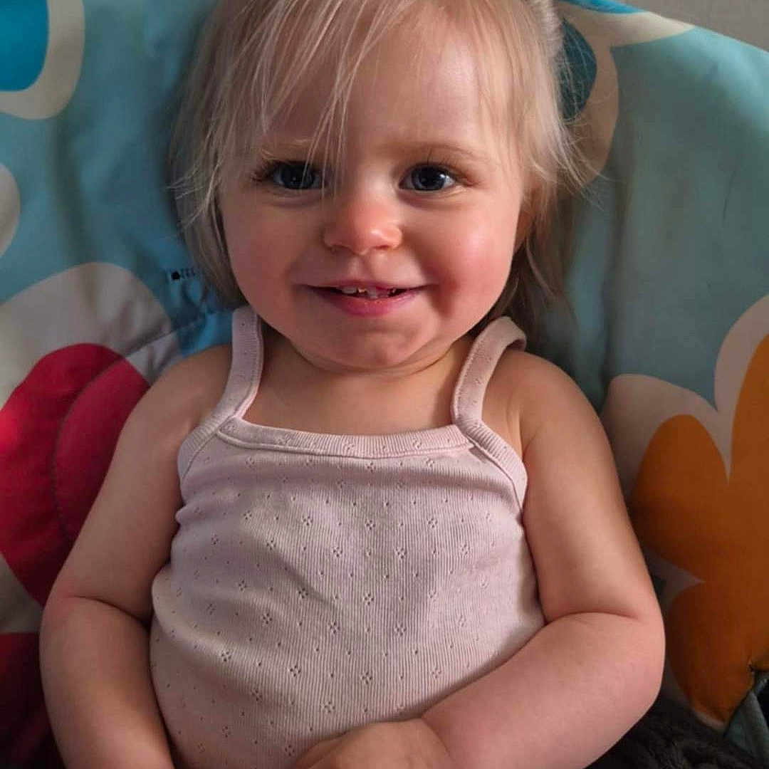 Mia a rejoint le concours — aidez-le/la à gagner de superbes lots ! blonde, bodypart, child, couch, cushion, face, female, finger, furniture, girl, hair, hand, happy, head, homedecor, person, photography, portrait, sitting, smile