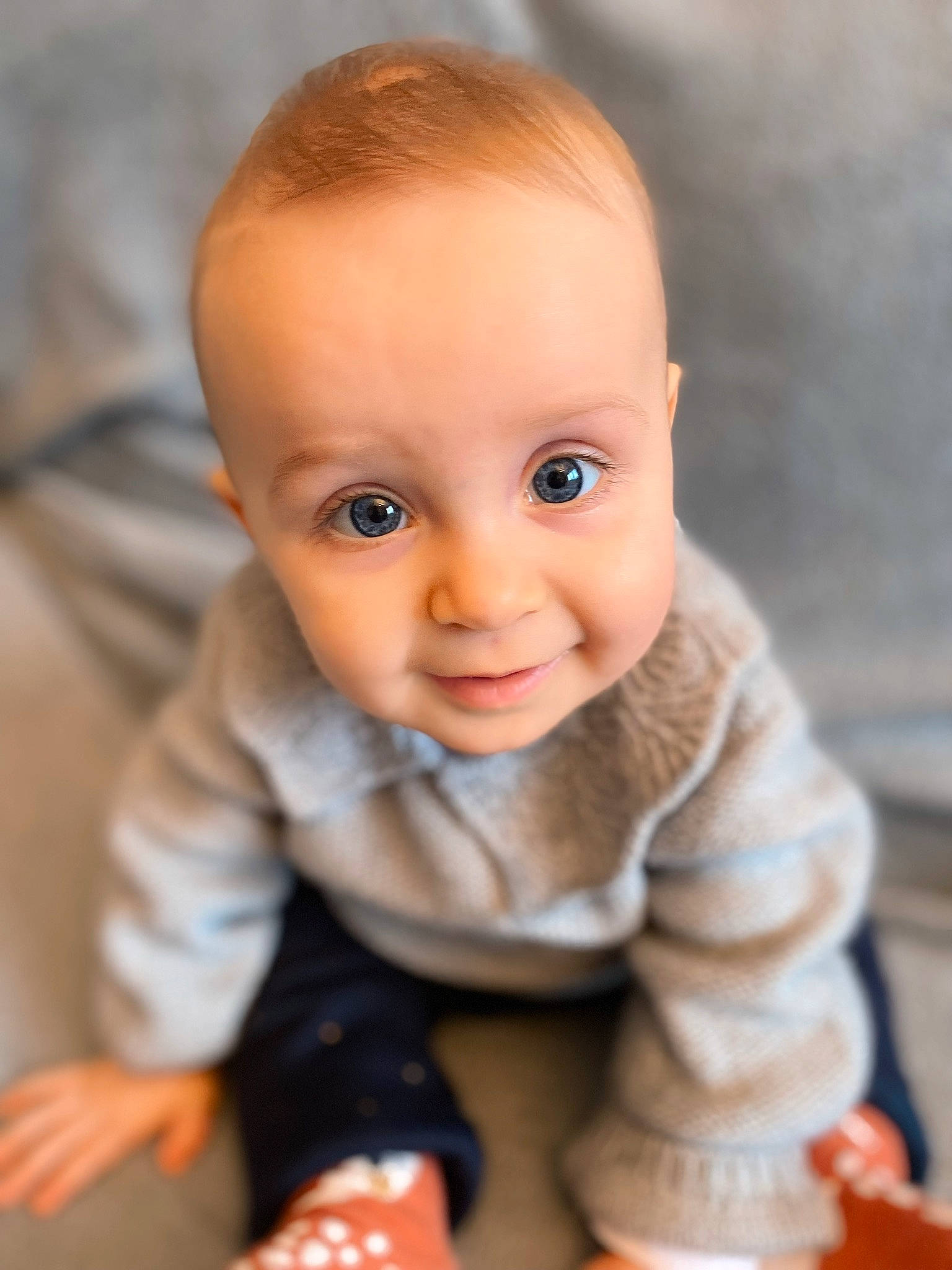 Elisabeth participe au concours pour gagner de l'argent avec cette photo : baby, baby_toddler_clothing, cheek, clothing, eye, eyebrow, facial_expression, flash_photography, flooring, hand, iris, leg, lip, nose, outerwear, person, skin, sleeve, smile, tummy_time