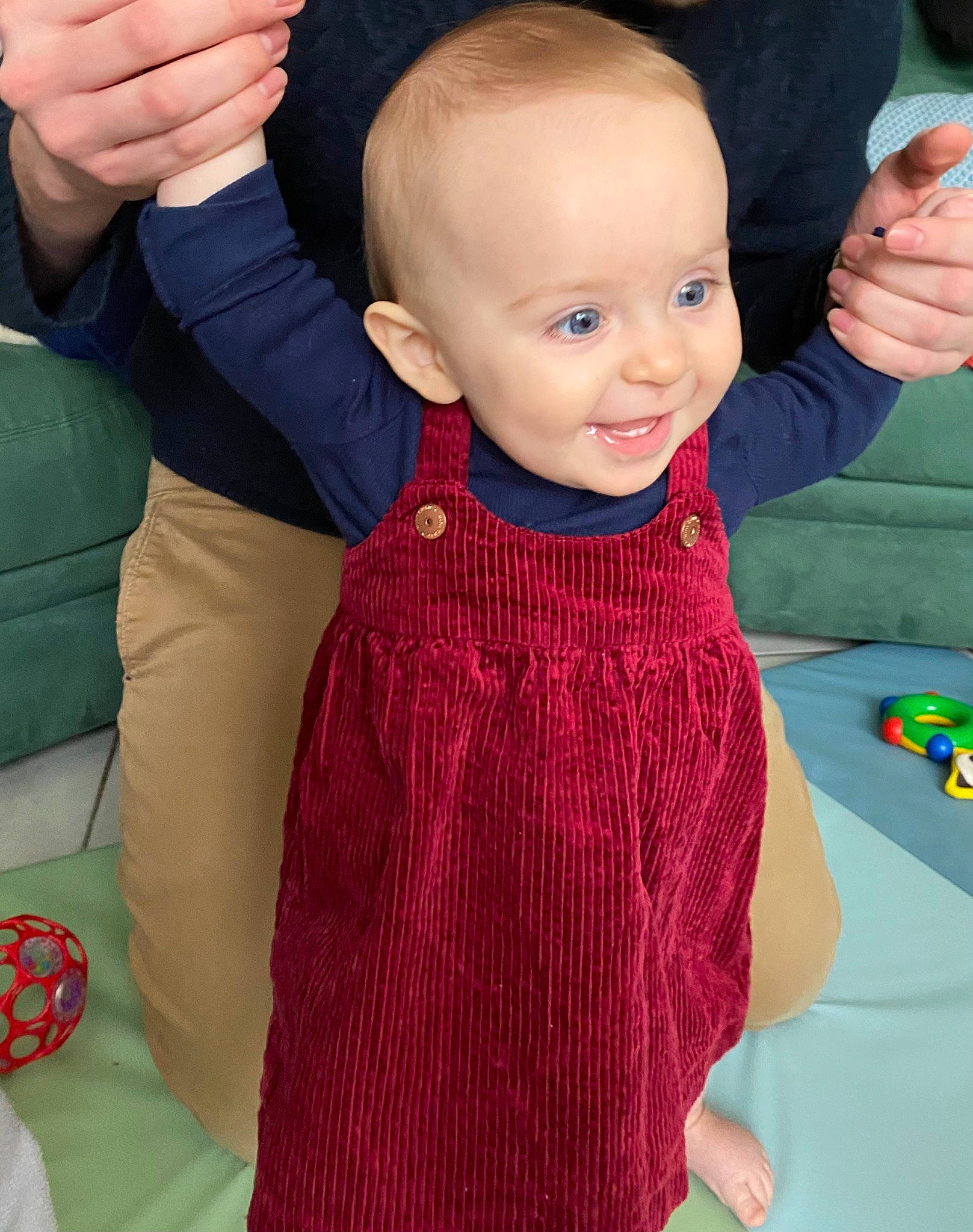 Elisabeth participe au concours pour gagner de l'argent avec cette photo : baby, baby_toddler_clothing, cheek, child, finger, gesture, hand, happy, joint, magenta, person, pink, purple, skin, sleeve, smile, standing, textile, thumb, toddler