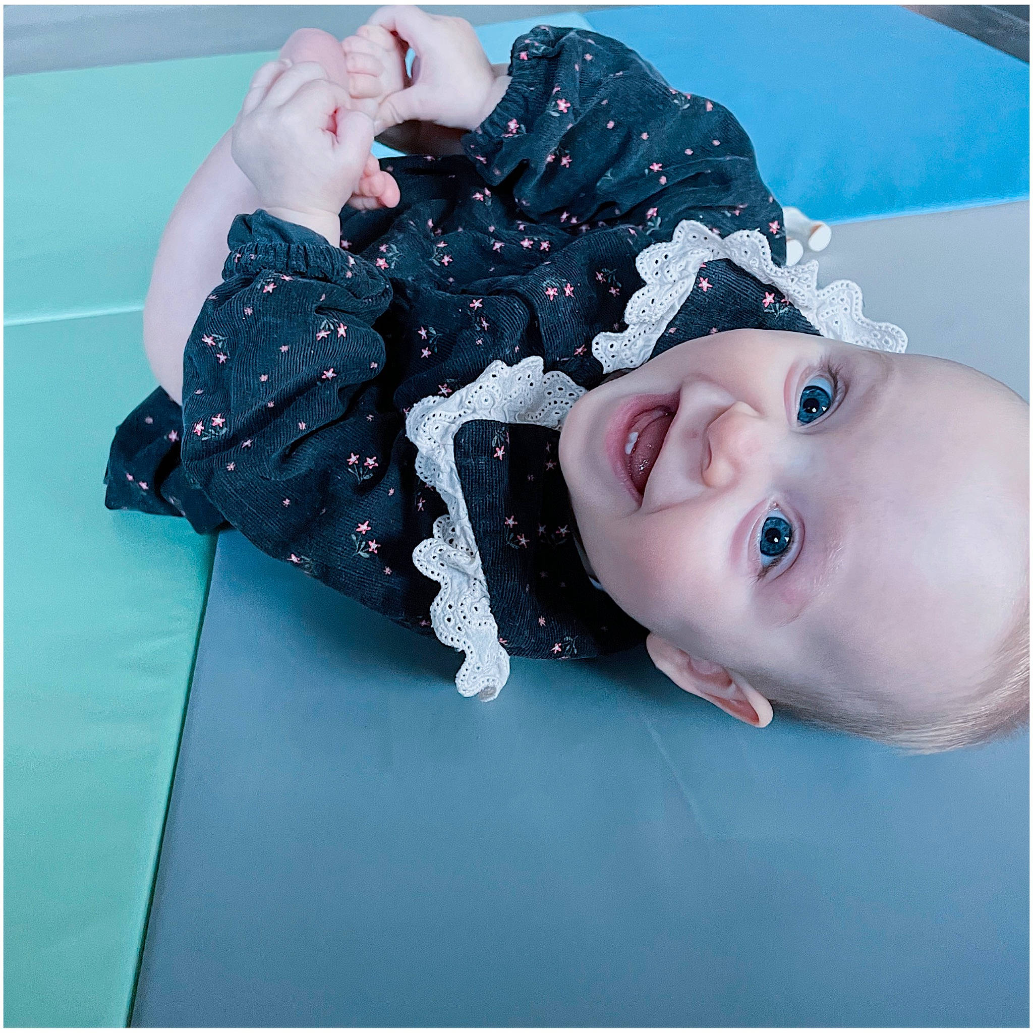 Elisabeth a rejoint le concours — aidez-le/la à gagner de superbes lots ! baby, baby_products, baby_toddler_clothing, cheek, child, comfort, eyelash, fashion_accessory, flash_photography, fun, hair_accessory, happy, headgear, magenta, pattern, person, portrait_photography, sleeve, smile, toddler