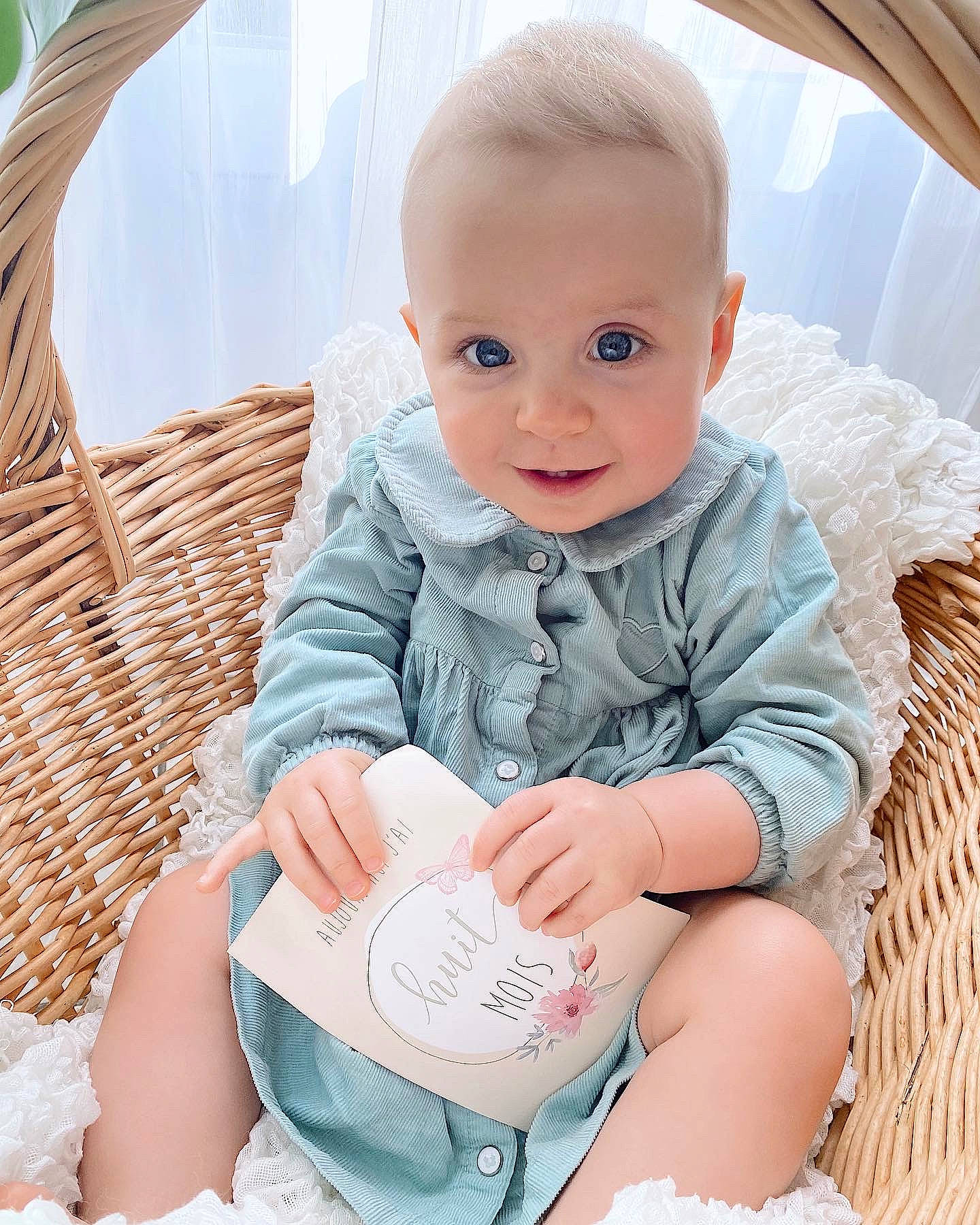Elisabeth a rejoint le concours — aidez-le/la à gagner de superbes lots ! arm, azure, baby_toddler_clothing, cheek, clothing, comfort, eye, facial_expression, hairstyle, hand, iris, mammal, neck, organ, person, product, skin, sleeve, smile, vertebrate