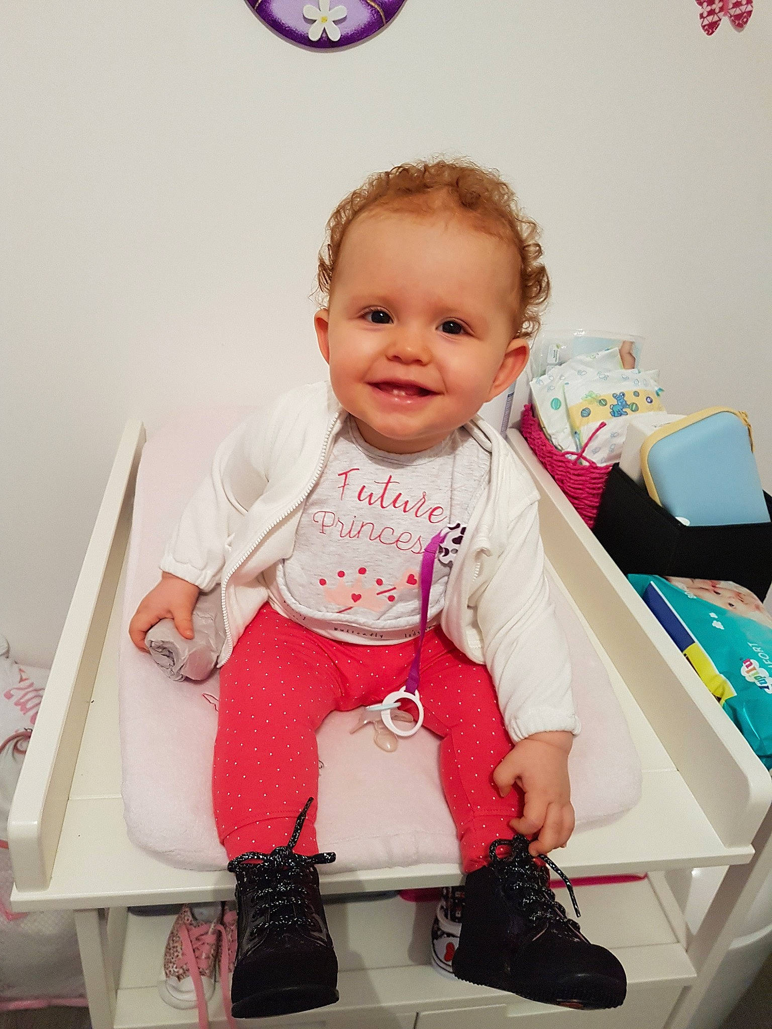 Perle a rejoint le concours — aidez-le/la à gagner de superbes lots ! baby_products, child, day, design, girl, hair, human_hair_color, infant, joy, material, outerwear, person, pink, product, sitting, skin, smile, standing, textile, toddler