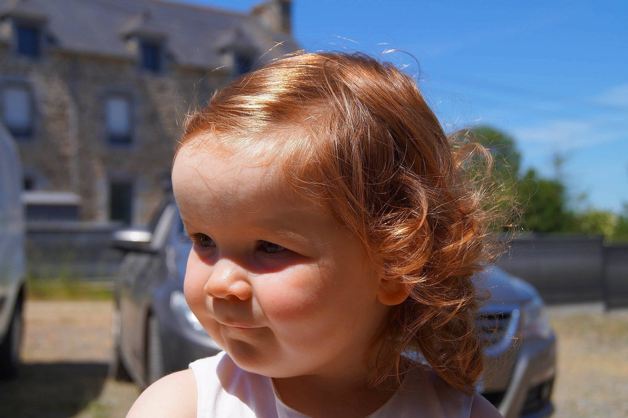 Naomy participe au concours pour gagner de l'argent avec cette photo : blond, brown_hair, cheek, child, chin, ear, eyebrow, face, forehead, hair, hair_coloring, hairstyle, head, lip, long_hair, nose, person, smile, summer, toddler
