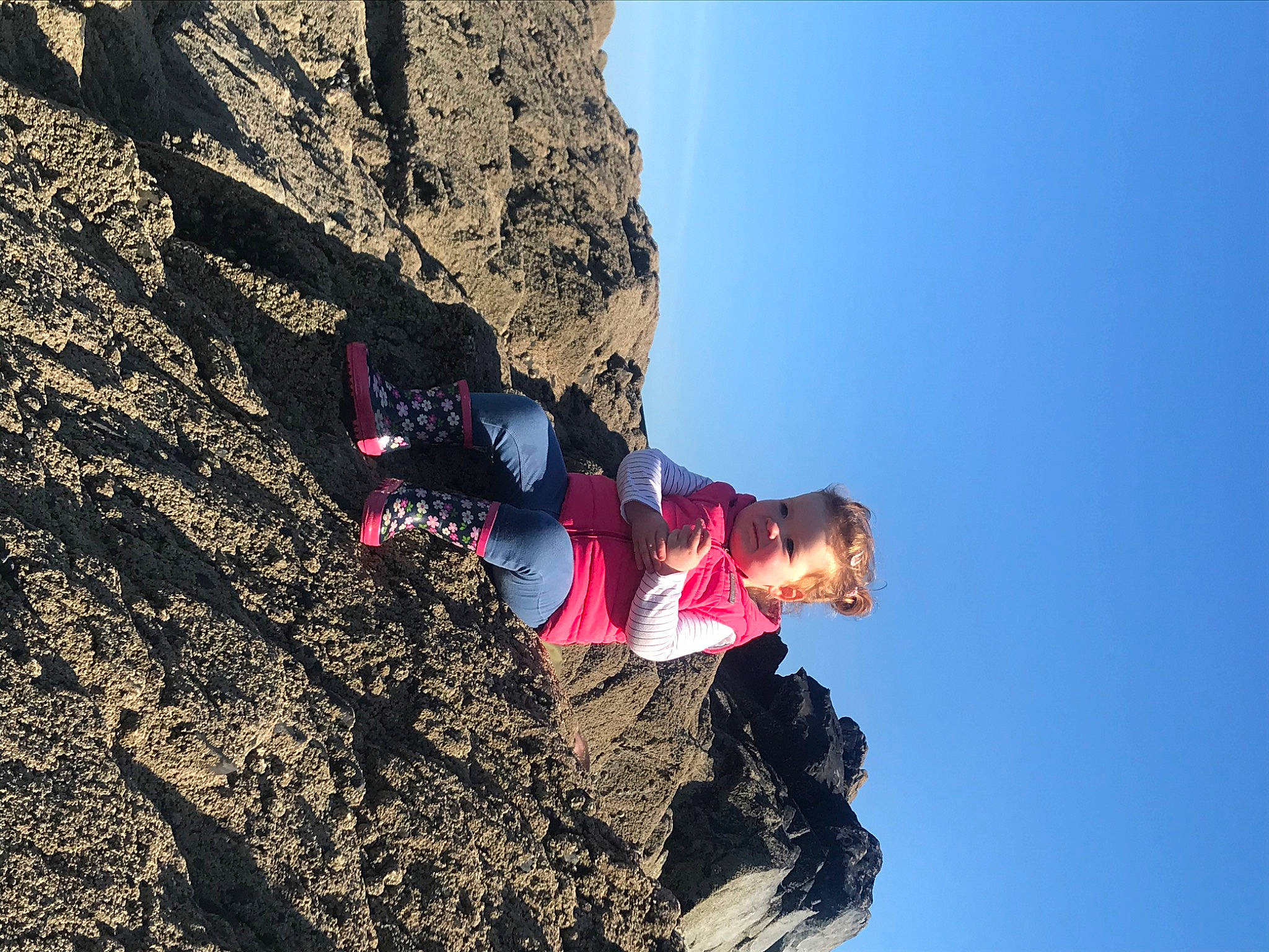 Naomy participe au concours pour gagner de l'argent avec cette photo : adventure, cliff, climbing, extreme_sport, formation, free_solo_climbing, fun, geological_phenomenon, geology, klippe, leisure, mountain, mountaineer, mountaineering, person, recreation, rock, rock_climbing, sky, sport_climbing