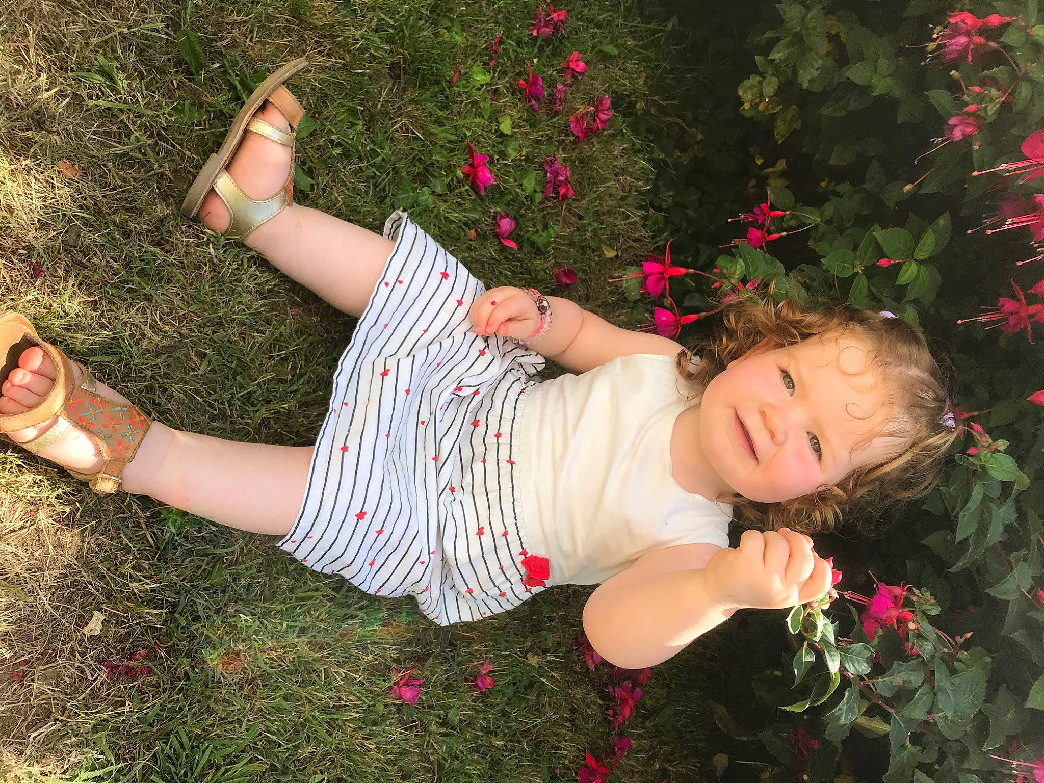 Naomy participe au concours pour gagner de l'argent avec cette photo : child, flower, fun, grass, happy, leg, person, pink, plant, shrub, smile, tree, trunk
