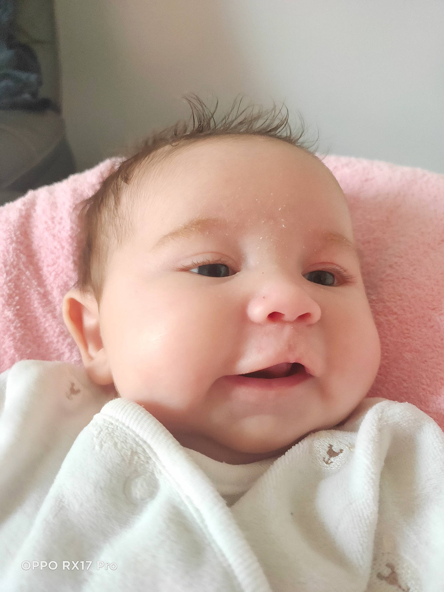 Emilia a rejoint le concours — aidez-le/la à gagner de superbes lots ! baby, baby_toddler_clothing, cheek, child, collar, comfort, eyebrow, eyelash, iris, linens, lip, neck, no_expression, nose, person, portrait_photography, skin, sleeve, toddler