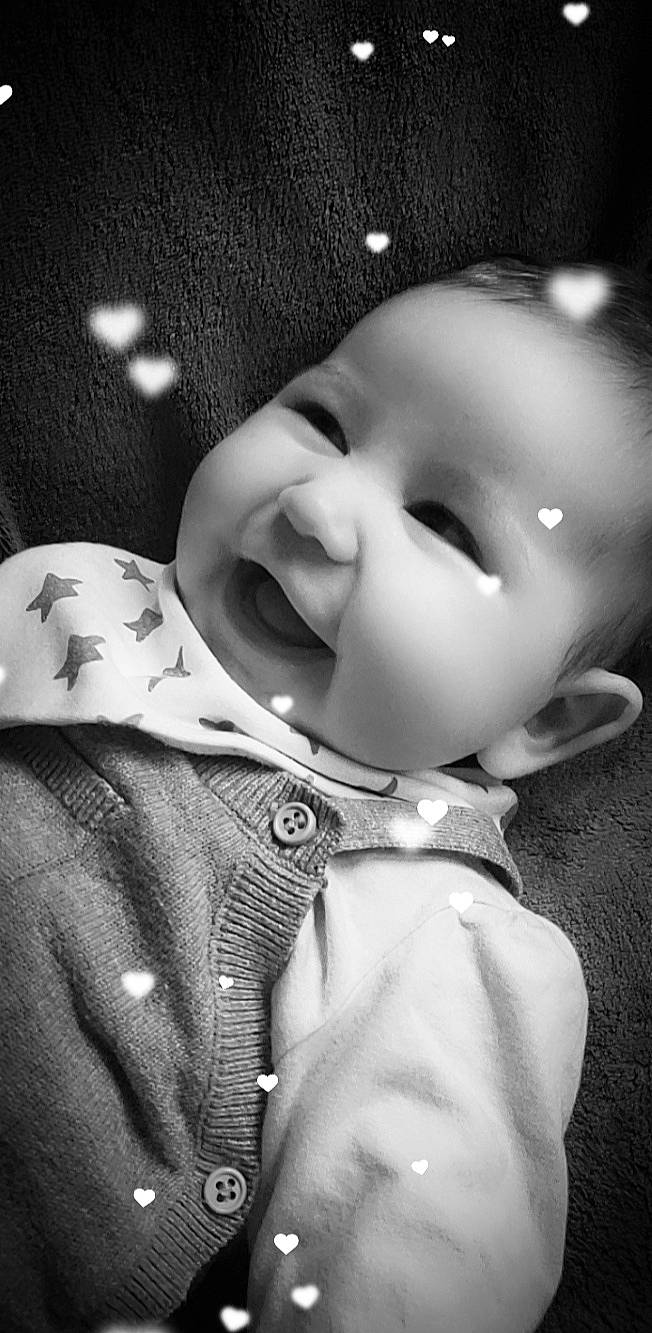 Emilia participe au concours pour gagner de l'argent avec cette photo : baby, black_and_white, cheek, chin, eye, eyebrow, flash_photography, gesture, happy, head, human, human_body, iris, lip, mouth, nose, person, skin, sleeve, smile