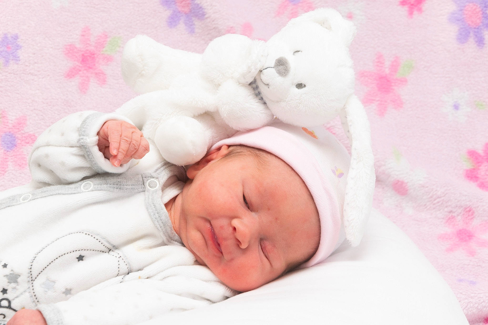 Emilia a rejoint le concours — aidez-le/la à gagner de superbes lots ! baby, baby_products, baby_sleeping, baby_toddler_clothing, bedtime, cheek, child, comfort, fur, headgear, headwear, linens, nap, pattern, person, pink, skin, stuffed_toy, teddy_bear, textile