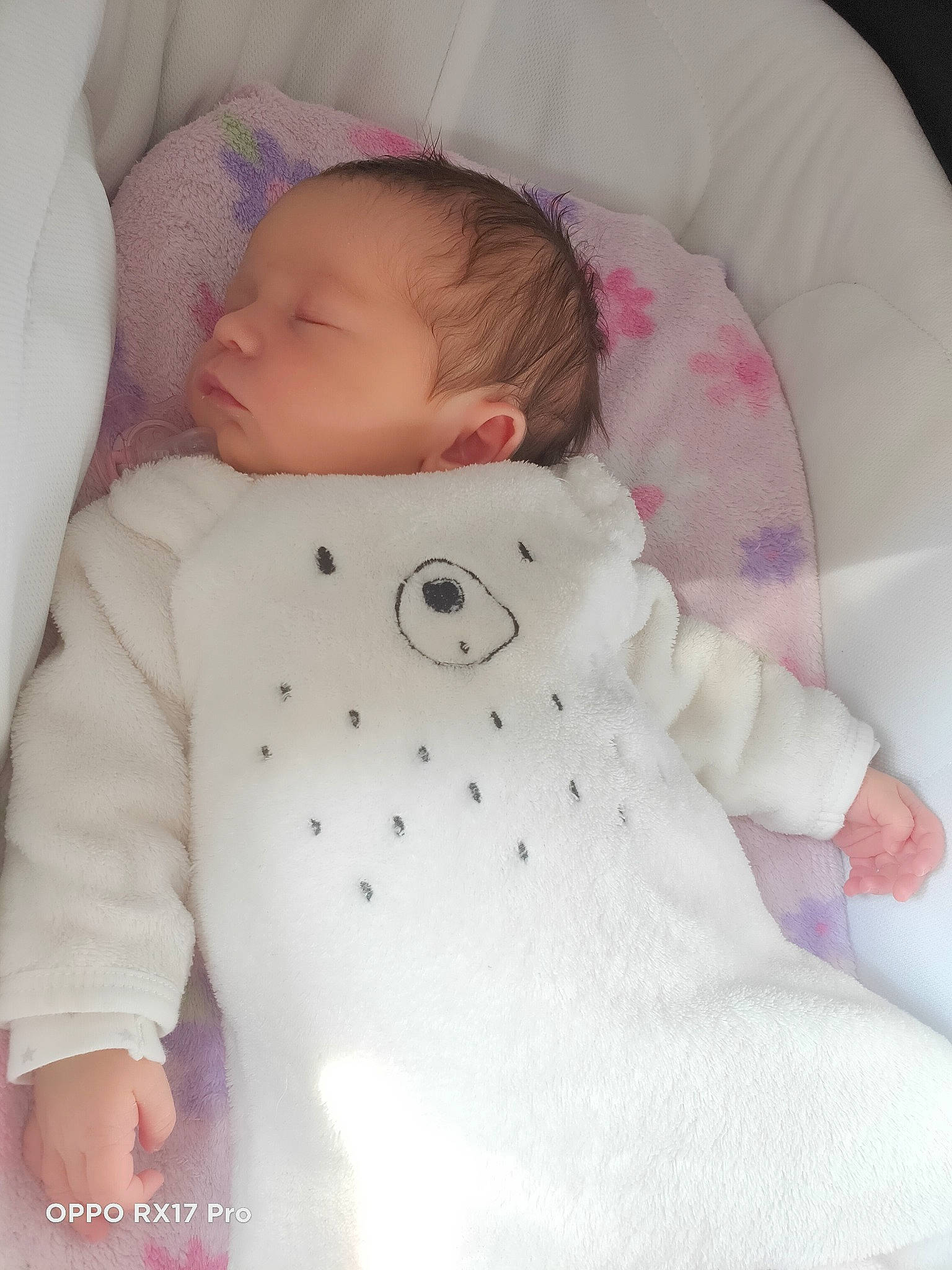 Emilia participe au concours pour gagner de l'argent avec cette photo : baby, baby_products, baby_safety, baby_sleeping, baby_toddler_clothing, bedding, bedtime, cheek, child, comfort, face, linens, nose, pattern, person, pink, skin, sleeve, textile, thumb