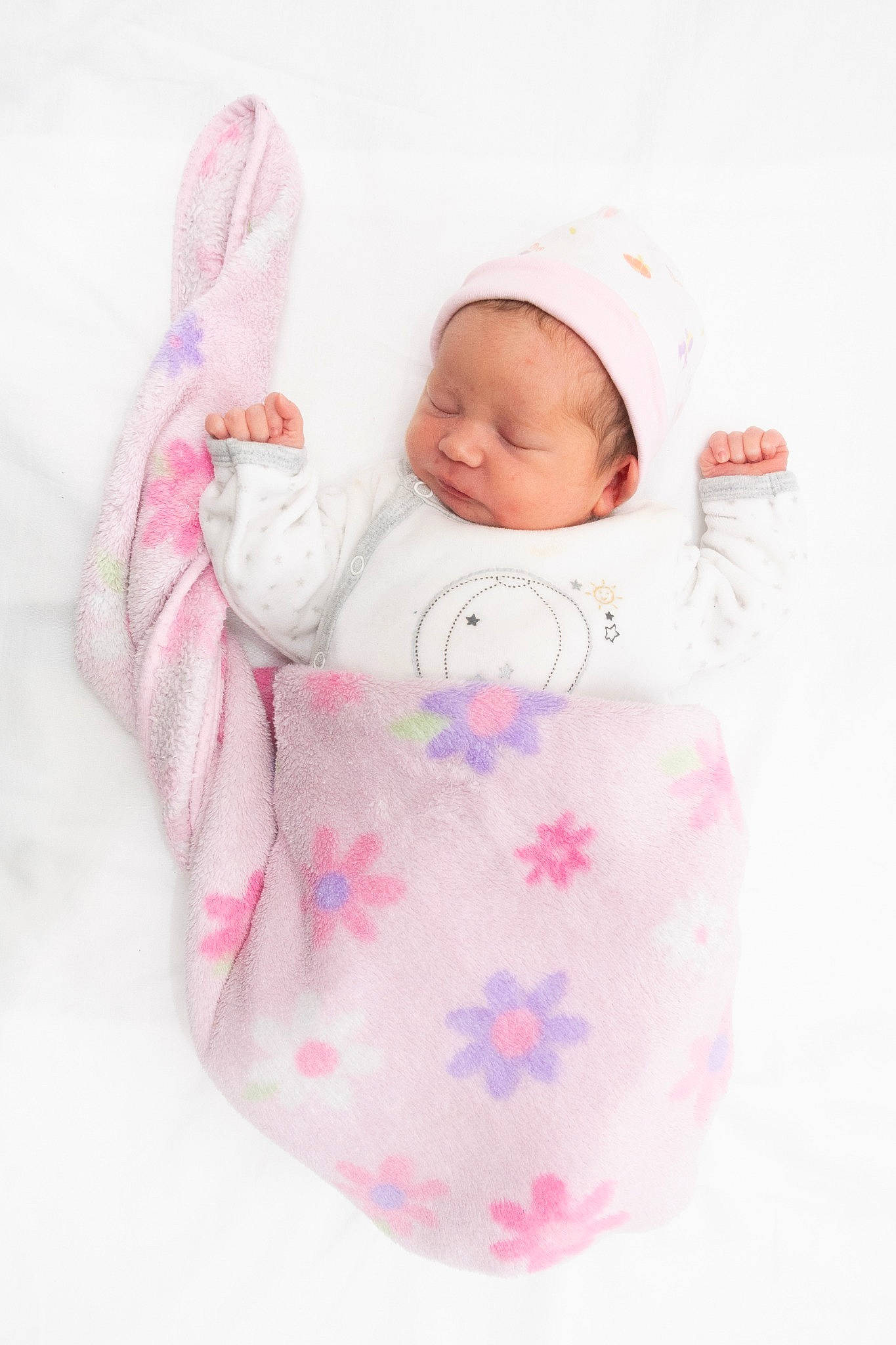Emilia a rejoint le concours — aidez-le/la à gagner de superbes lots ! baby, baby_products, baby_sleeping, baby_toddler_clothing, beanie, cap, cheek, child, comfort, hood, hoodie, knit_cap, linens, pattern, person, pink, product, sleeve, textile, toddler