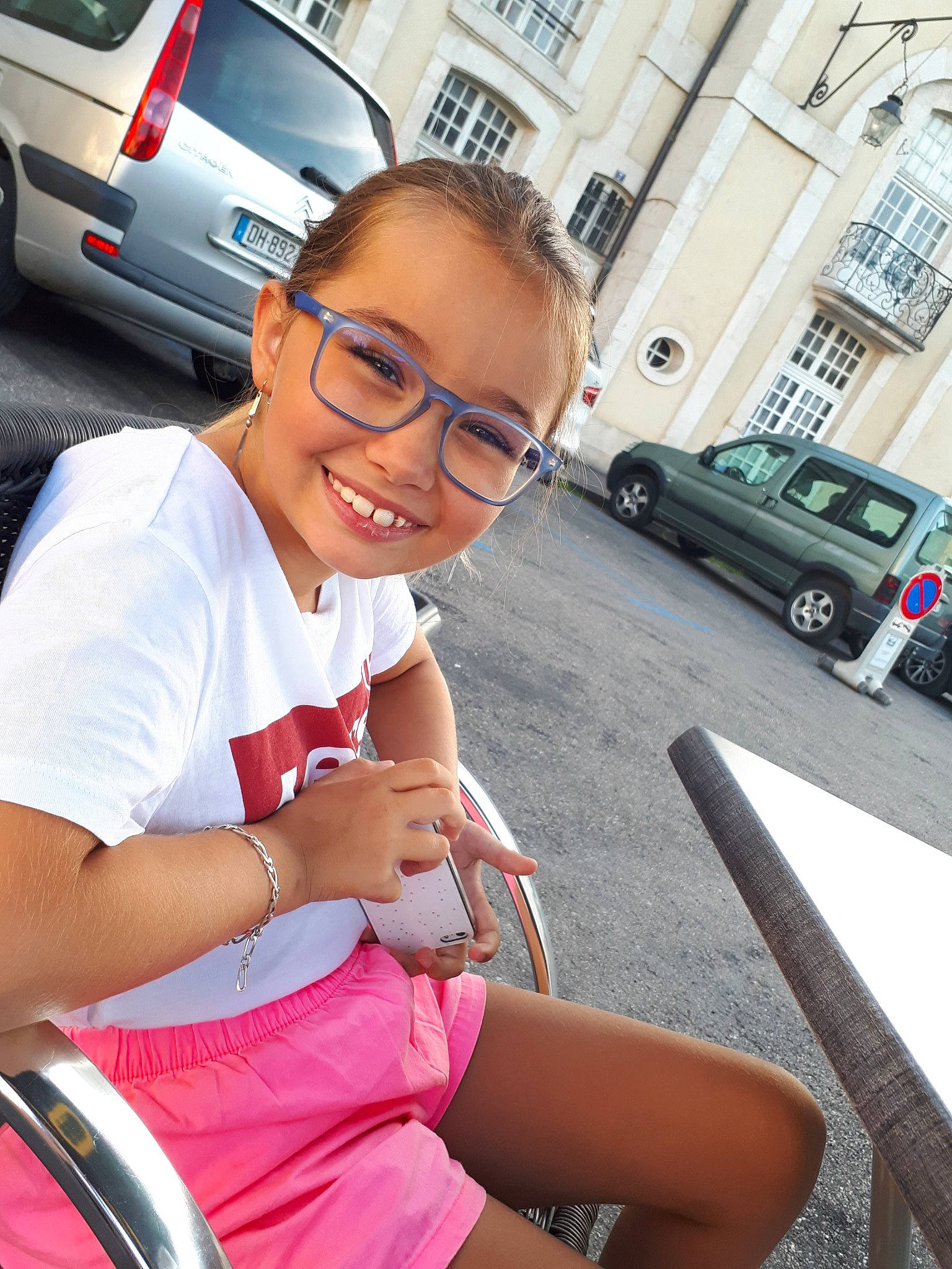 Mickaella participe au concours pour gagner de l'argent avec cette photo : car, city_car, eyewear, family_car, glasses, human_leg, joy, leg, person, photography, pink, smile, snapshot, subcompact_car, sunglasses, tourism, vacation, vehicle