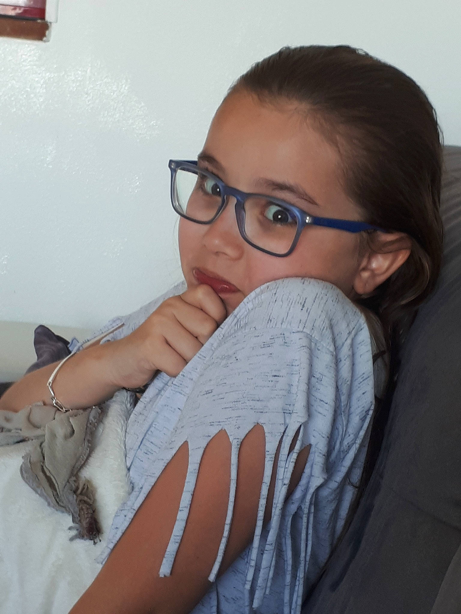 Mickaella participe au concours pour gagner de l'argent avec cette photo : arm, black_hair, eye, eyebrow, eyewear, face, forehead, glasses, hair, joint, lip, long_hair, neck, nose, person, shoulder, skin, t_shirt, top, vision_care