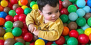 Milo a rejoint le concours — aidez-le/la à gagner de superbes lots ! ball_pit, bright_colors, casual_clothing, child, colorful, cute, entertainment, face, fun, happy, indoor, leisure, plastic_balls, playful, recreation, short_hair, smiling, toddler, yellow_sweater, young_child