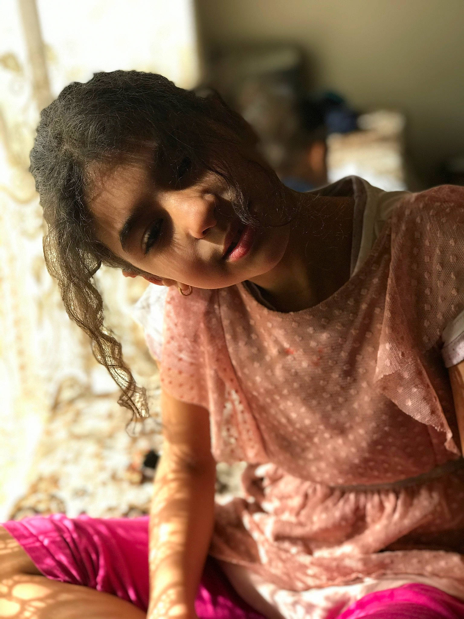 Naya a rejoint le concours — aidez-le/la à gagner de superbes lots ! black_hair, child, hand, human, long_hair, person, photography, pink, sitting