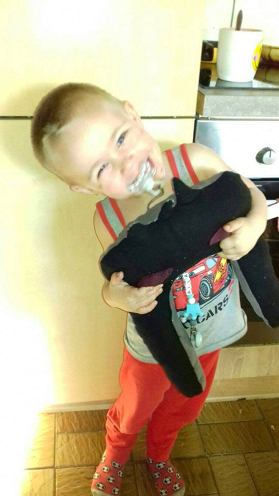 Allarick participe au concours pour gagner de l'argent avec cette photo : arm, child, joint, joy, person, shoulder, toddler