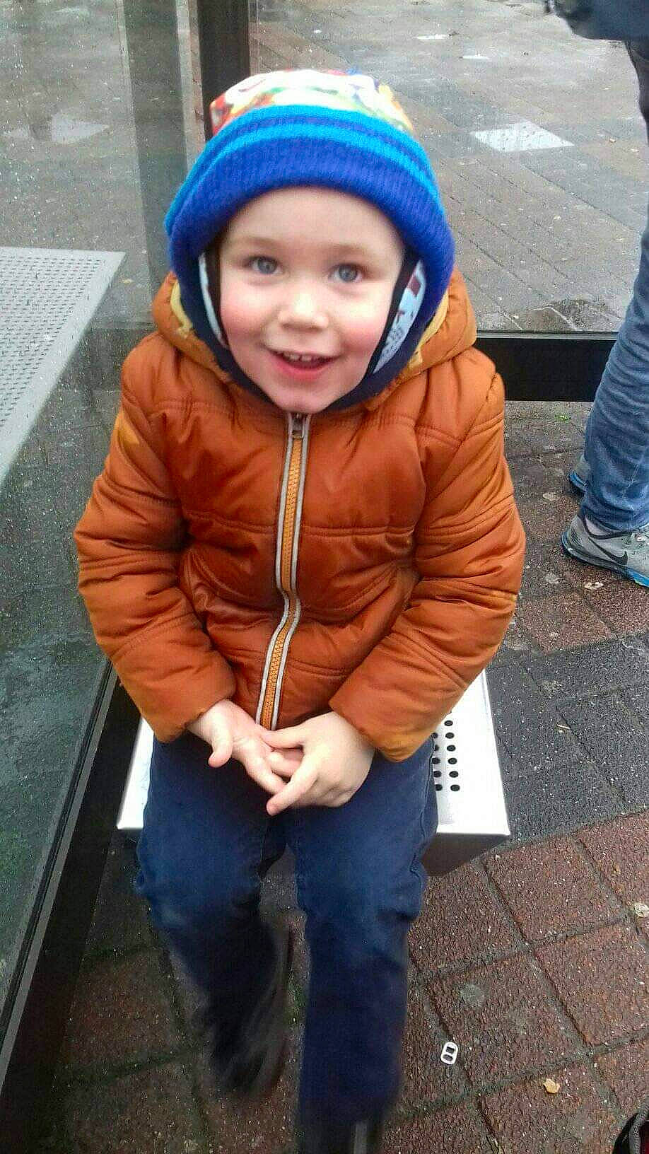 Allarick a rejoint le concours — aidez-le/la à gagner de superbes lots ! child, cool, headgear, headwear, jacket, joy, outerwear, person, smile, snapshot