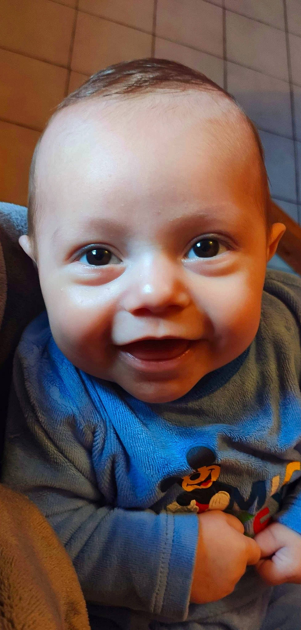 Elio participe au concours pour gagner de l'argent avec cette photo : baby, baby_toddler_clothing, cheek, child, close_up, ear, eyebrow, eyelash, fun, happy, iris, lip, mouth, nose, people, person, skin, smile, thumb, toddler