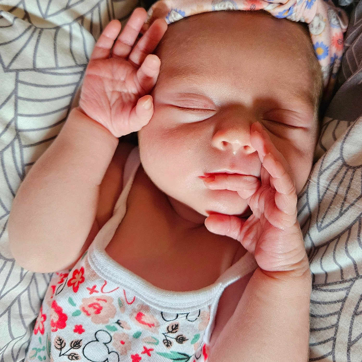 Nora a rejoint le concours — aidez-le/la à gagner de superbes lots ! baby, blanket, child, closeup, clothing, cute, face, floral_pattern, hand, headband, indoors, infant, newborn, peaceful, person, portrait, rest, skin, sleeping, soft