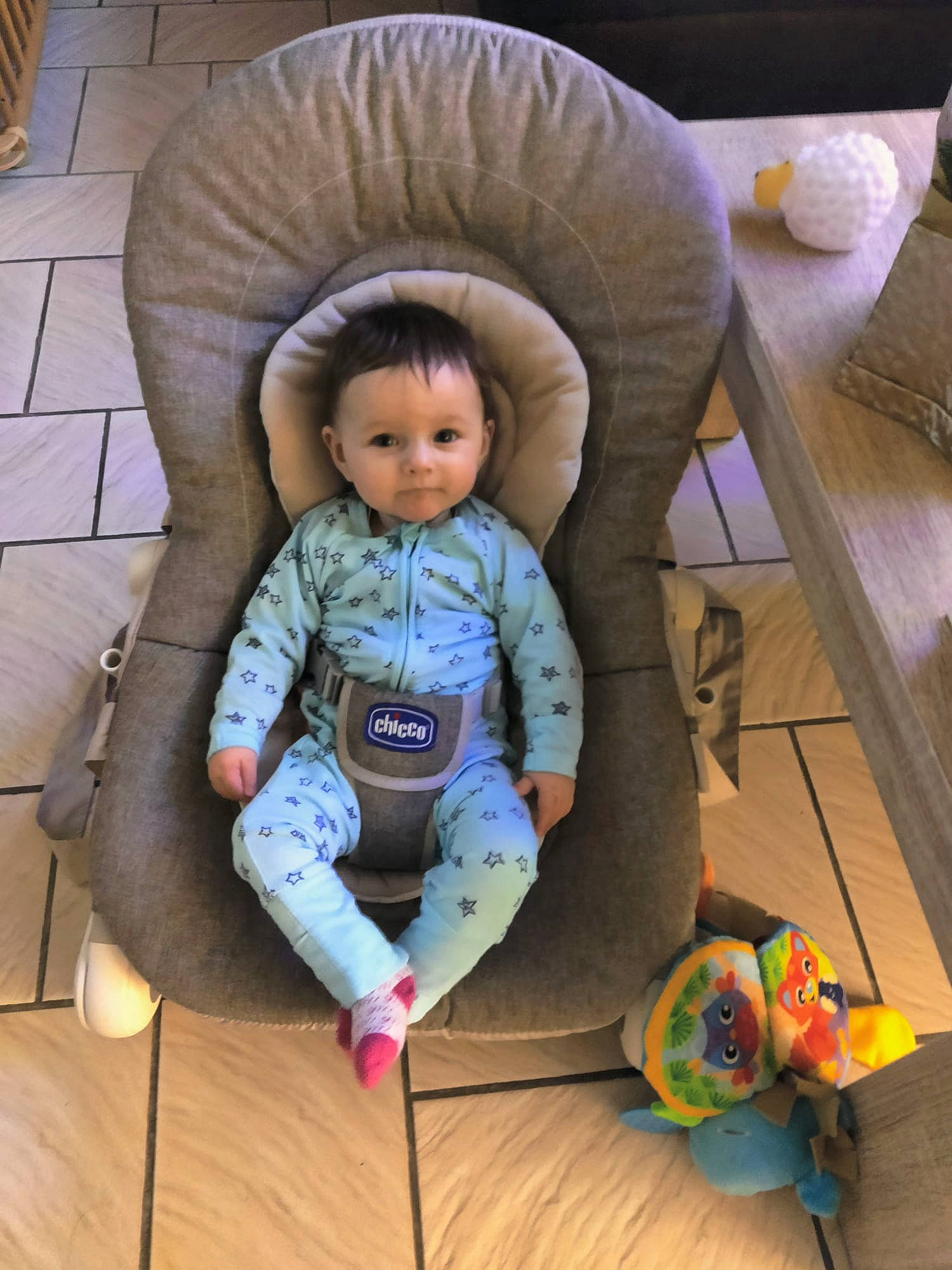 Kyona a rejoint le concours — aidez-le/la à gagner de superbes lots ! baby, baby_carriage, baby_products, baby_toddler_clothing, chair, child, comfort, fashion_accessory, flooring, hardwood, outerwear, person, play, product, purple, sitting, sleeve, stuffed_toy, textile, toddler