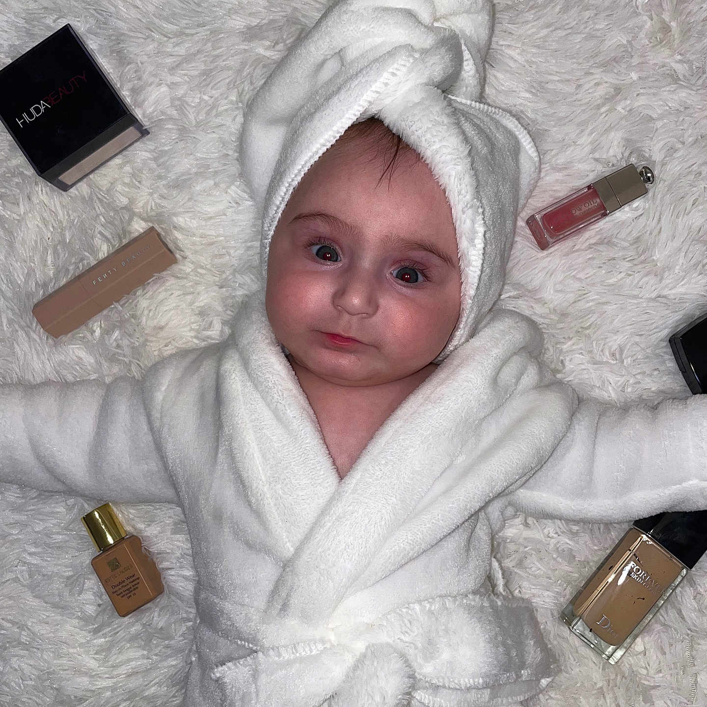 Melissa a rejoint le concours — aidez-le/la à gagner de superbes lots ! baby, blanket, bottle, clothing, cosmetics, creditcard, electronics, face, fashion, hat, head, lipstick, perfume, person, phone, photography, portrait, robe, text, towel