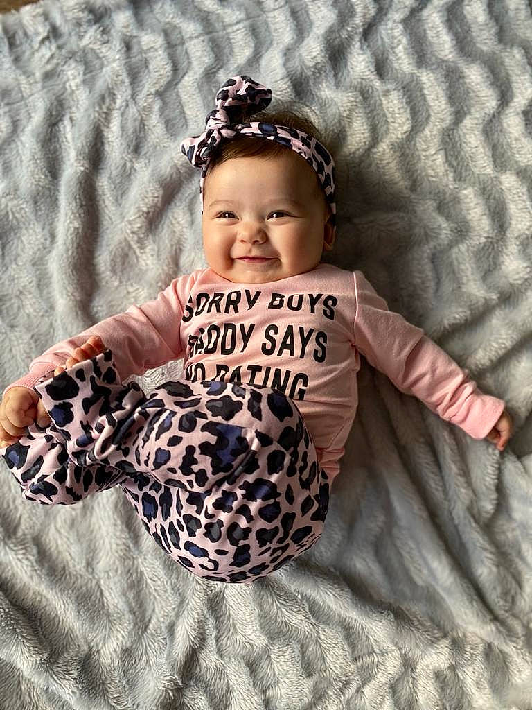 Lyana a rejoint le concours — aidez-le/la à gagner de superbes lots ! baby, baby_toddler_clothing, brown, cheek, ear, embellishment, fashion_accessory, happy, joy, mouth, nose, pattern, person, sleeve, smile, toddler