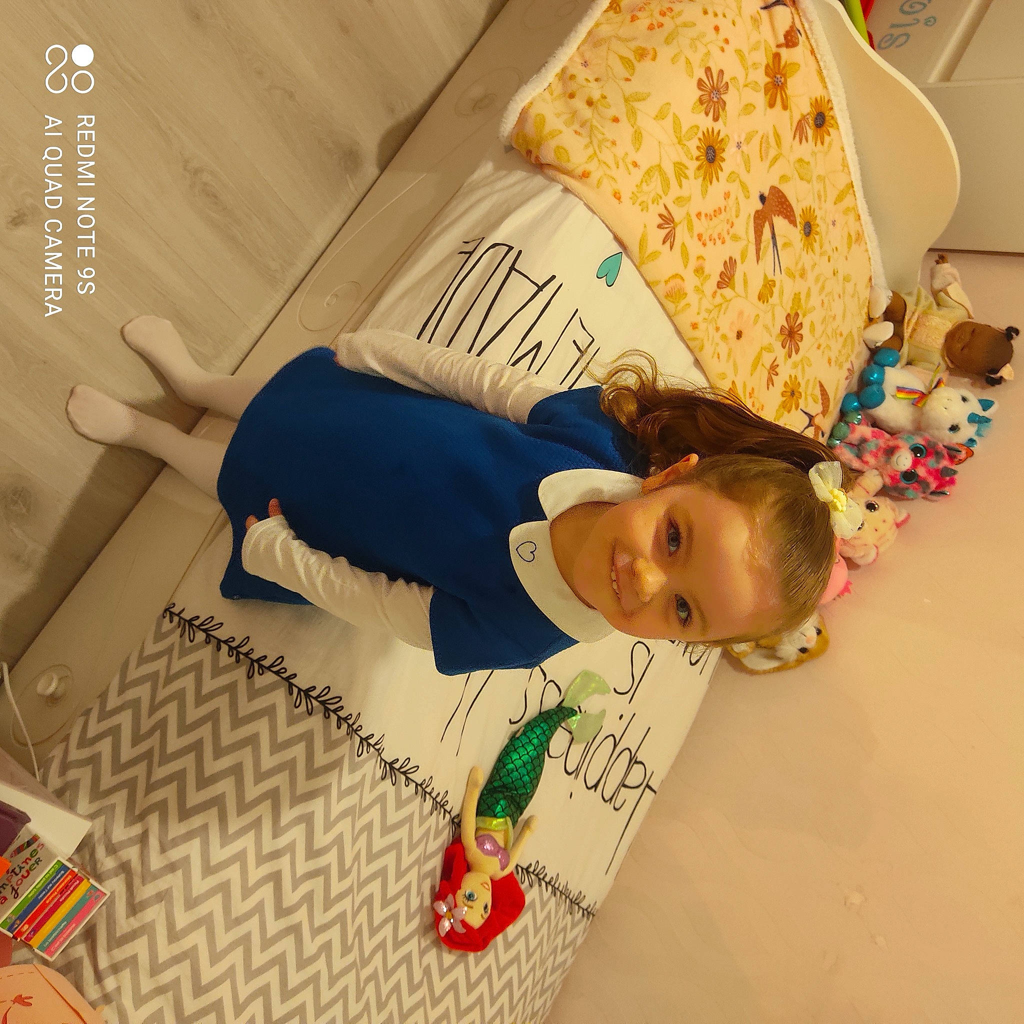 Maylis participe au concours pour gagner de l'argent avec cette photo : baby, baby_toddler_clothing, child, flooring, happy, joy, paper, paper_product, pattern, person, play, room, textile, toddler, wood