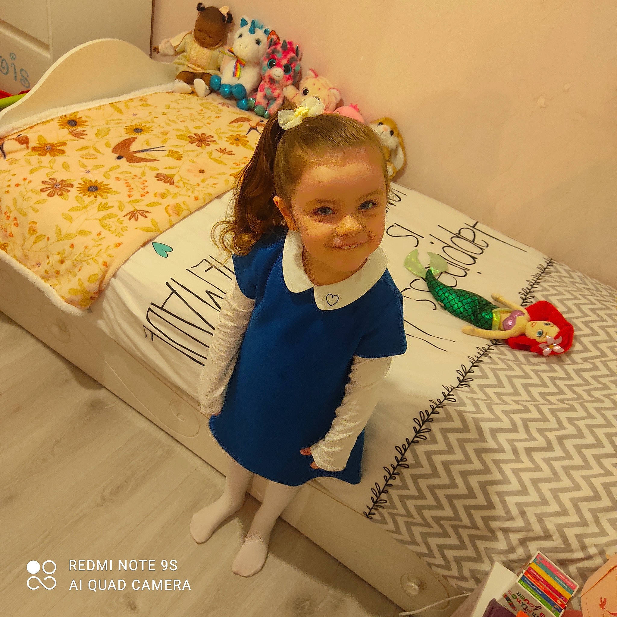 Maylis a rejoint le concours — aidez-le/la à gagner de superbes lots ! baby, baby_toddler_clothing, barefoot, child, floor, flooring, fun, happy, joy, linens, pajamas, pattern, person, play, room, sitting, sleeve, smile, sock, t_shirt