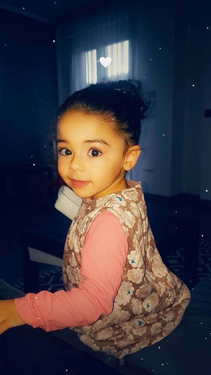 Lina participe au concours pour gagner de l'argent avec cette photo : baby_toddler_clothing, child_model, eye, eyelash, flash_photography, hairstyle, iris, person, portrait, portrait_photography, space