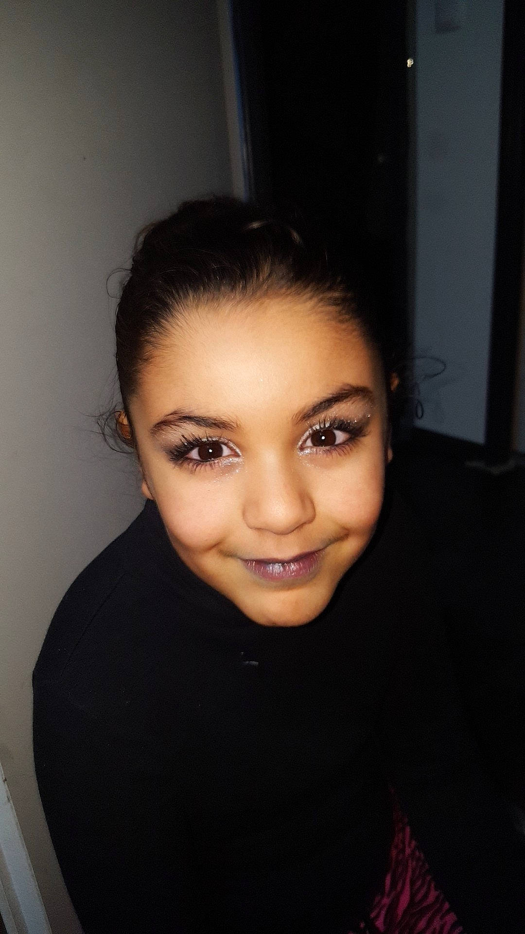 Camelia participe au concours pour gagner de l'argent avec cette photo : beauty, black_hair, brown_hair, cheek, chin, eye, eyebrow, eyelash, face, forehead, girl, hair, hairstyle, head, human_hair_color, joy, lip, long_hair, neck, person