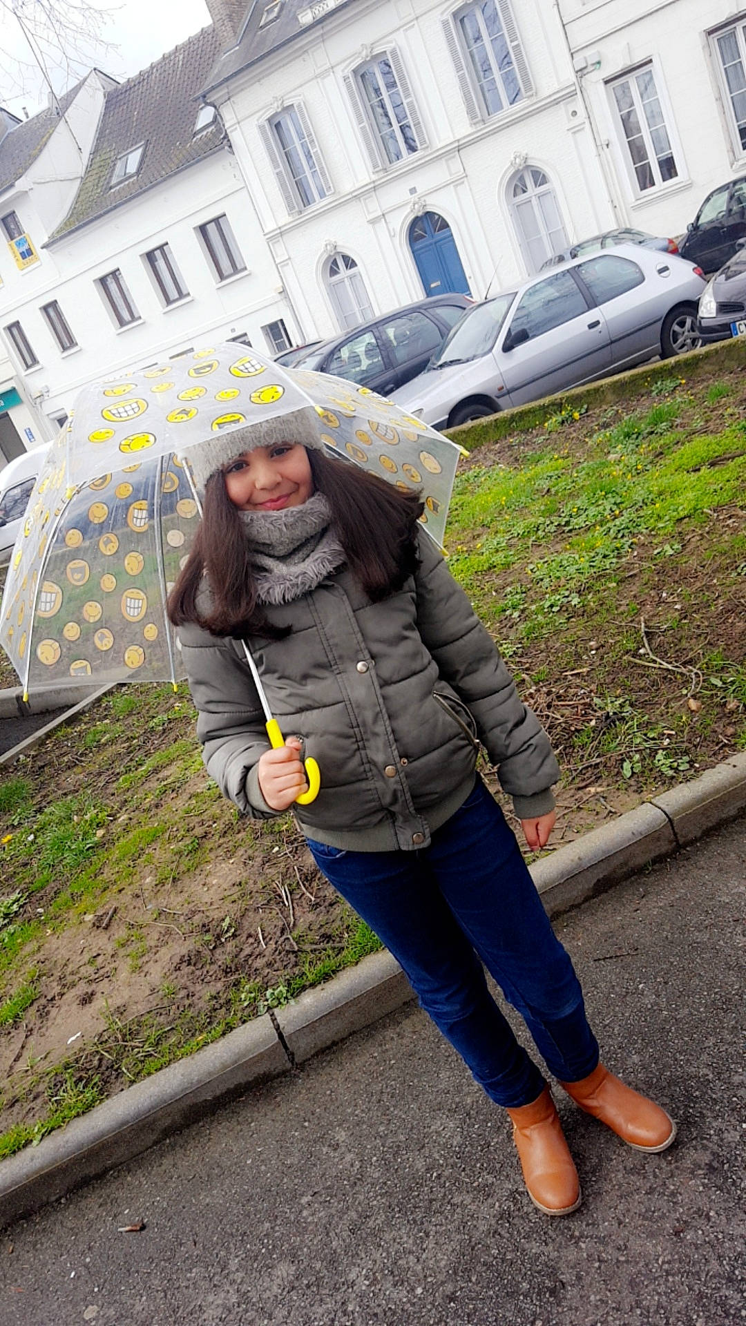 Camelia a rejoint le concours — aidez-le/la à gagner de superbes lots ! cool, denim, fun, girl, headwear, infrastructure, jeans, joy, outerwear, pattern, person, road, street, tree, trousers, vacation, vehicle, winter, yellow