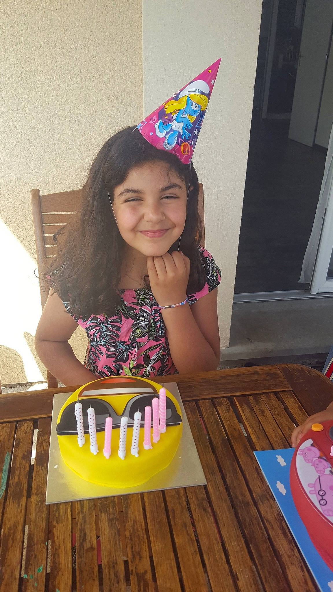 Camelia participe au concours pour gagner de l'argent avec cette photo : birthday, child, fun, girl, joy, party, party_hat, person, purple, smile, toddler, yellow