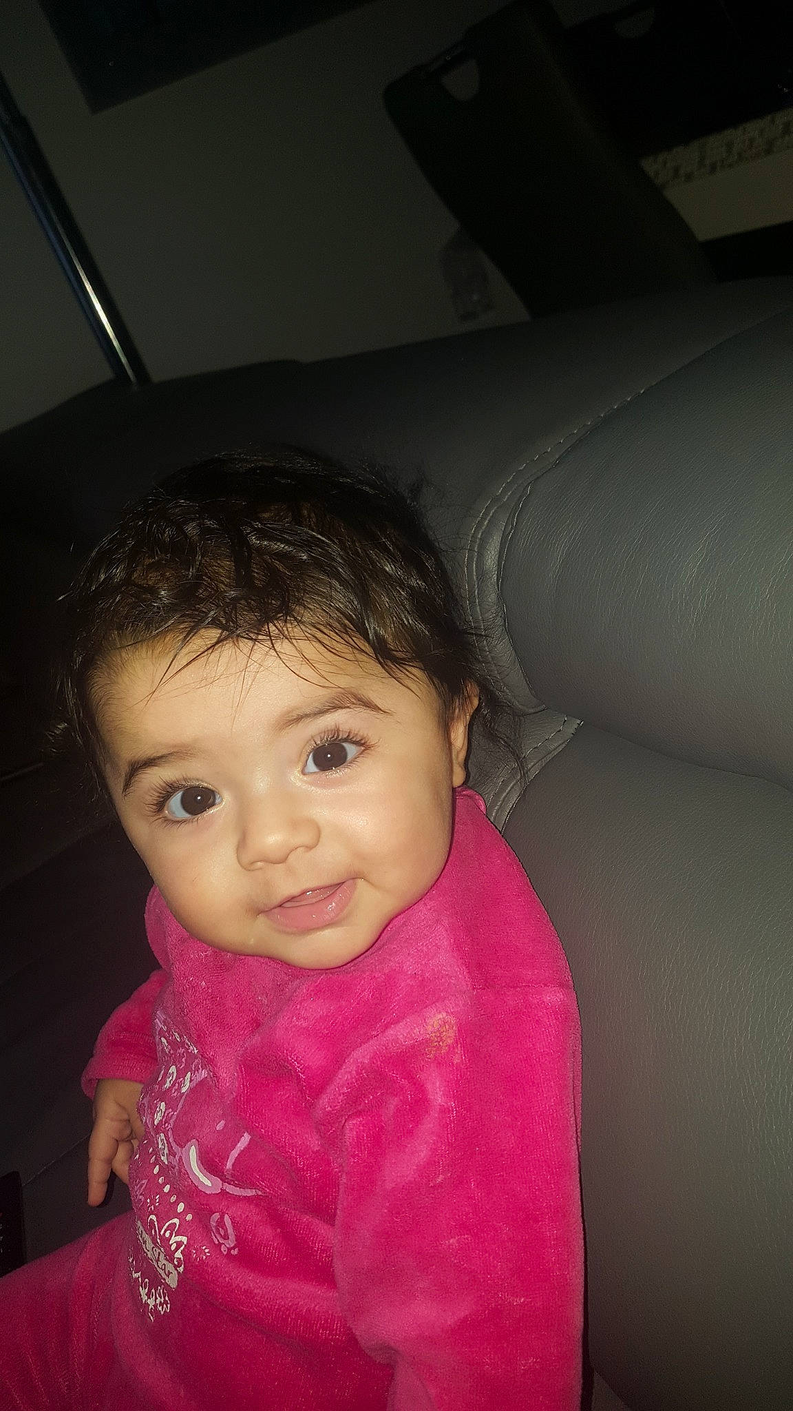 Lina participe au concours pour gagner de l'argent avec cette photo : arm, baby, cheek, child, chin, eye, face, fun, head, iris, lip, mouth, neck, nose, person, pink, sitting, skin, smile, standing